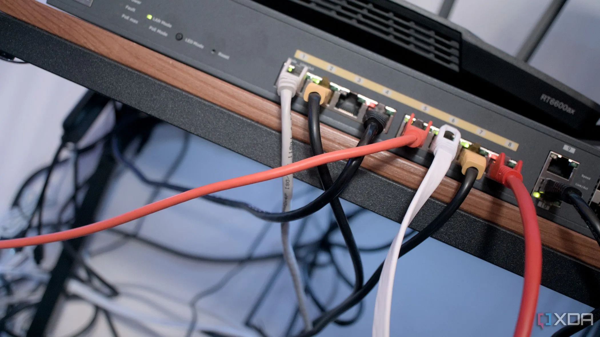 Hình ảnh các loại cáp mạng Ethernet và thiết bị kết nối mạng gia đình bị rối.