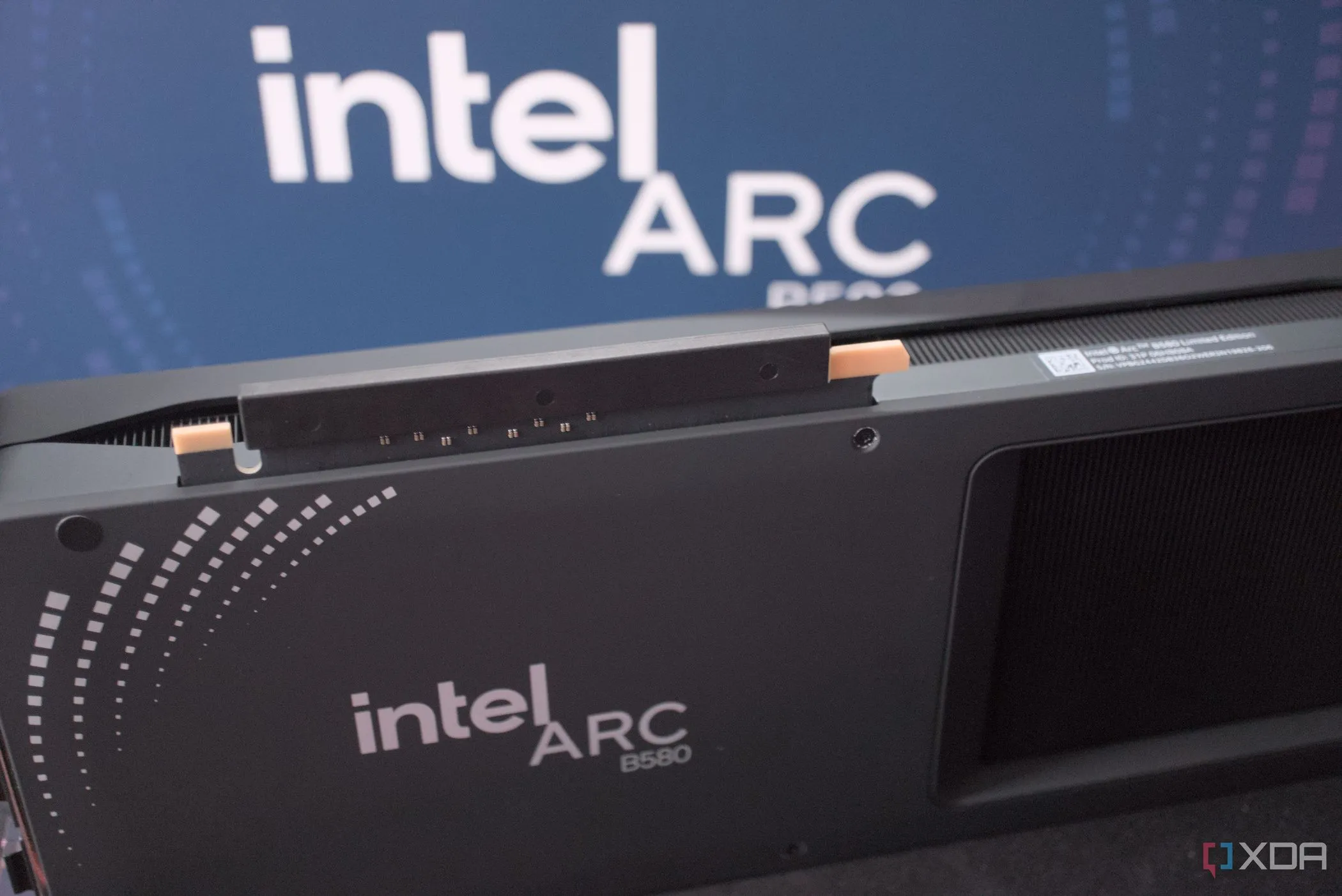 Hình ảnh cận cảnh card đồ họa Intel Arc B580, một trong những sản phẩm hiện tại của Intel Arc, minh họa cho dòng GPU đang được thảo luận về việc nâng cấp lên GDDR7.