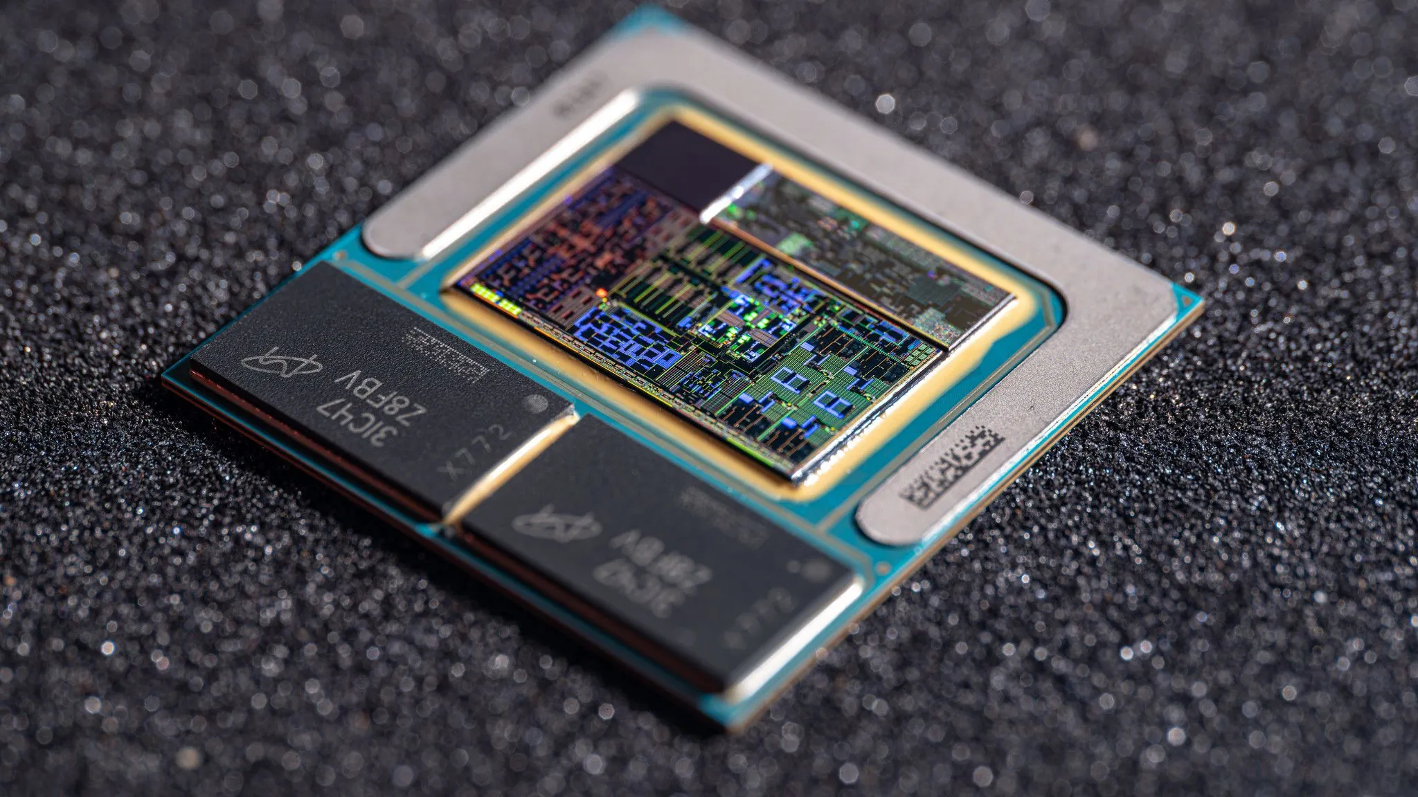 Hình ảnh cận cảnh chip Lunar Lake của Intel với cấu hình 4+4, minh họa bộ nhớ hàn chết