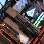 Hình ảnh card đồ họa Nvidia RTX 5070 được lắp đặt trên dàn máy kiểm thử