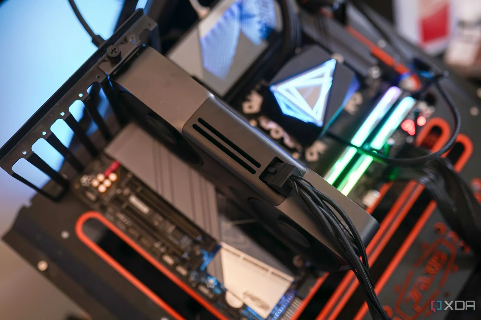 Hình ảnh card đồ họa Nvidia RTX 5070 được lắp đặt trên dàn máy kiểm thử