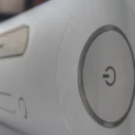 Hình ảnh chiếc máy chơi game Xbox 360 màu trắng, biểu tượng của cuộc chiến bảo mật giữa Microsoft và cộng đồng hacker console.