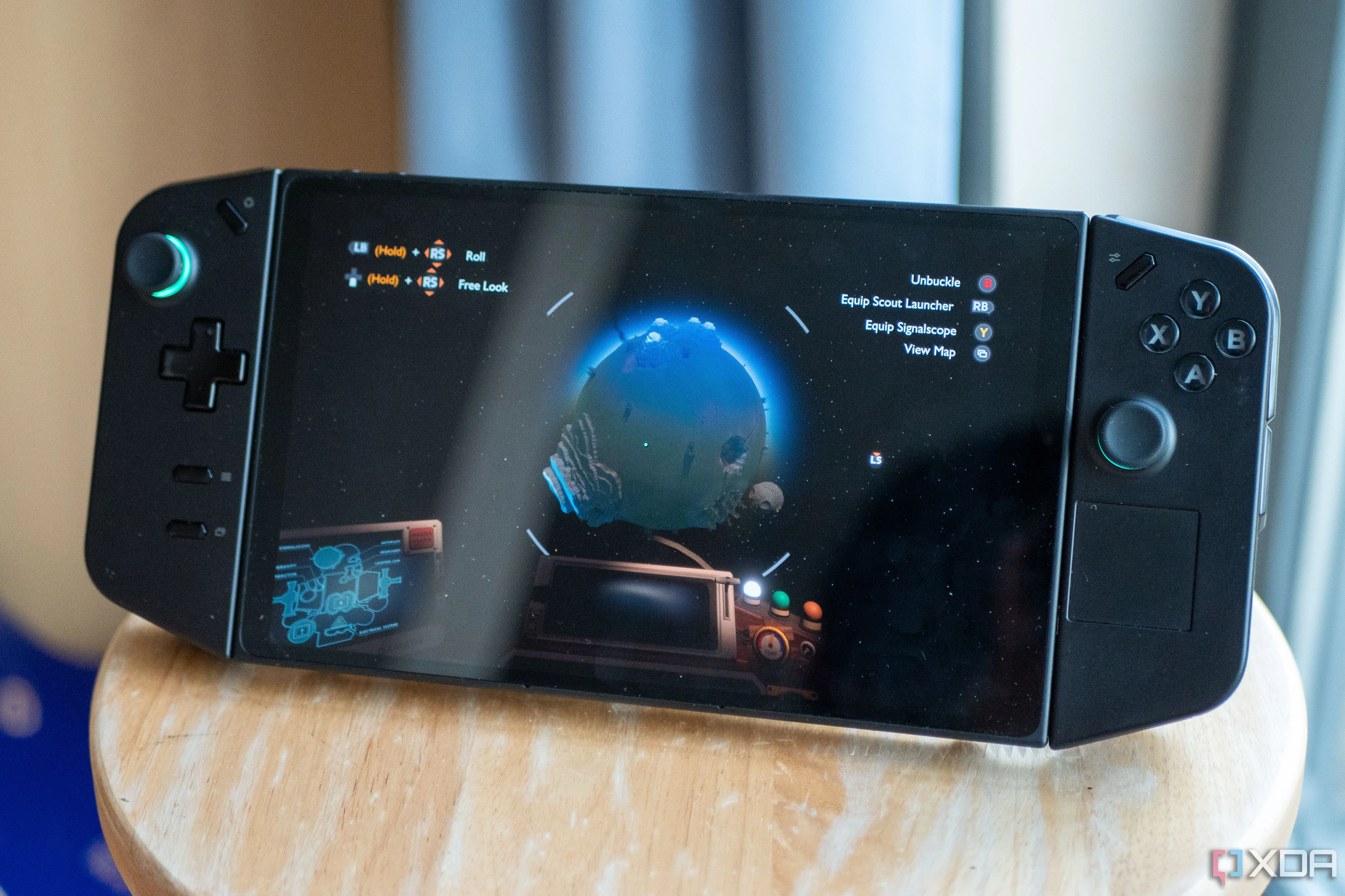 Hình ảnh game Outer Wilds đang chạy trên thiết bị Lenovo Legion Go, minh họa trải nghiệm VR