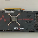 Hình ảnh mặt sau (backplate) của card đồ họa AMD Radeon RX 7600 Pulse OC, minh họa việc sử dụng vật liệu nhựa kém hiệu quả cho tản nhiệt.