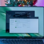 Hình ảnh máy tính xách tay Windows 11 hiển thị trang cài đặt tường lửa Windows tích hợp, minh họa một lớp bảo mật trong hệ thống bảo mật đa tầng của mạng gia đình.