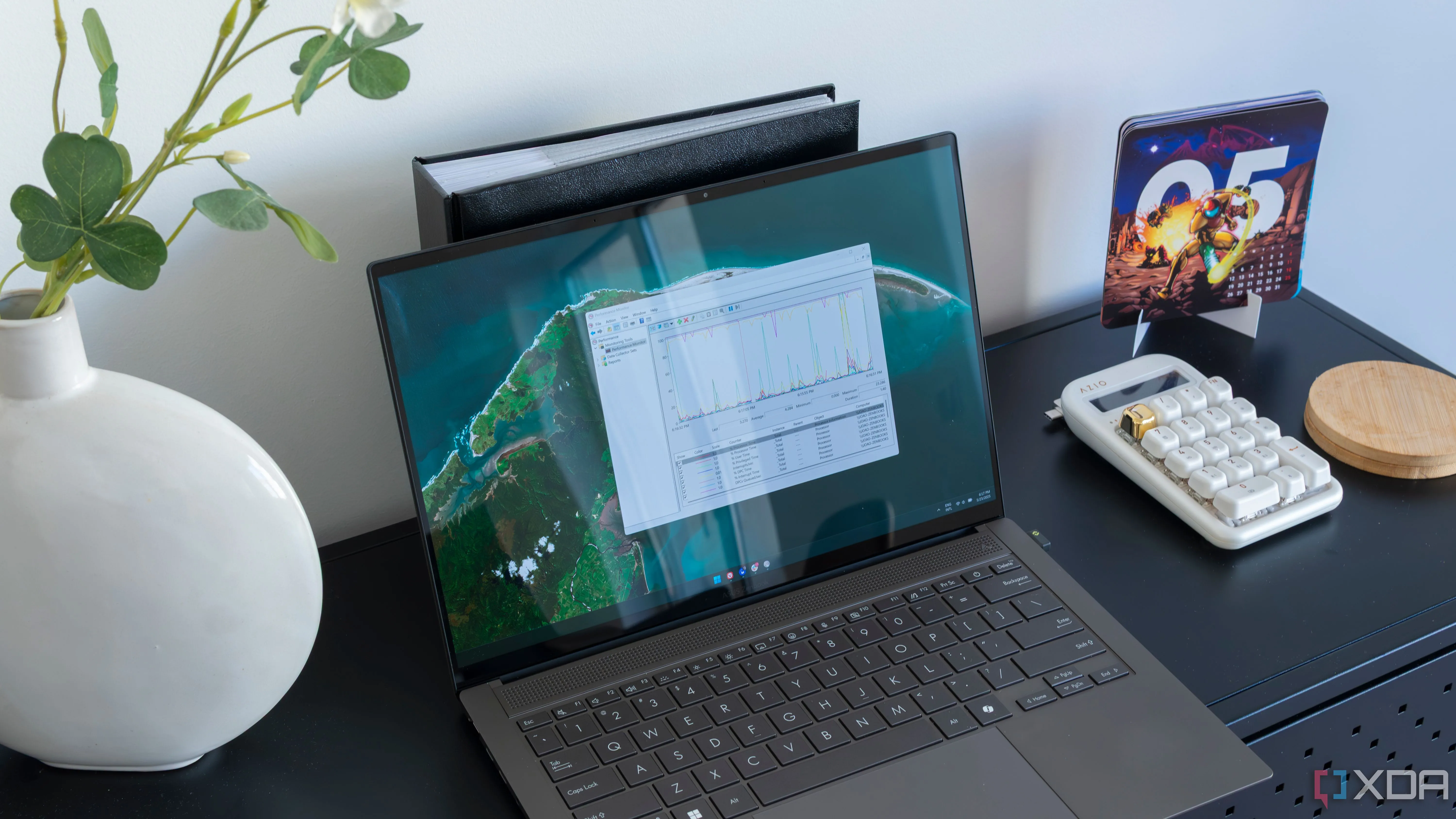 Hình ảnh minh họa máy tính chạy Windows 11 với công cụ Performance Monitor, gợi nhắc tầm quan trọng của các bản vá lỗi và bảo mật hệ thống