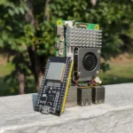 Hình ảnh minh họa một bo mạch Raspberry Pi và ESP32, đại diện cho các thiết bị điện toán nhúng được sử dụng trong cụm Raspberry Pi lớn nhất thế giới.