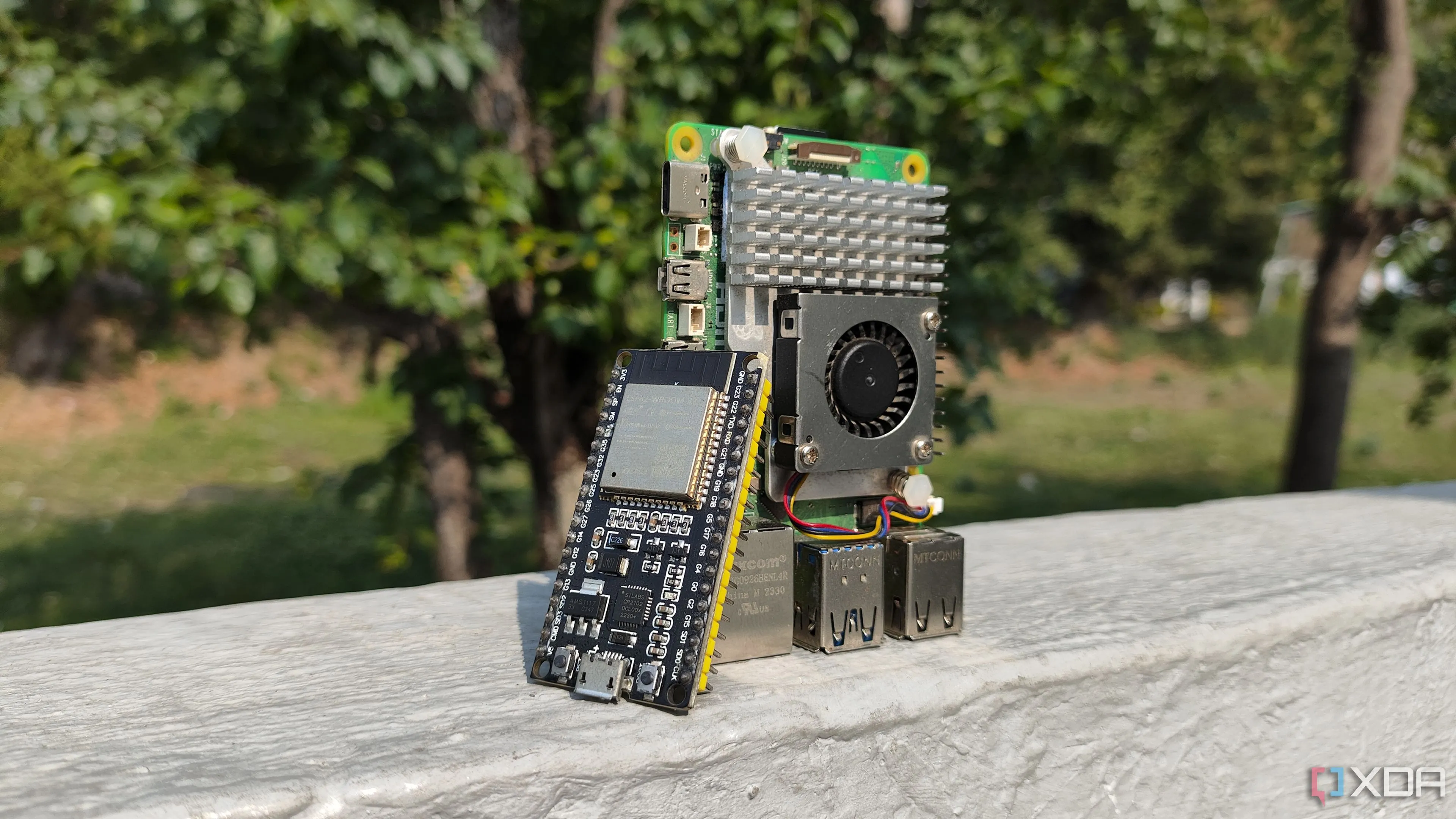 Hình ảnh minh họa một bo mạch Raspberry Pi và ESP32, đại diện cho các thiết bị điện toán nhúng được sử dụng trong cụm Raspberry Pi lớn nhất thế giới.