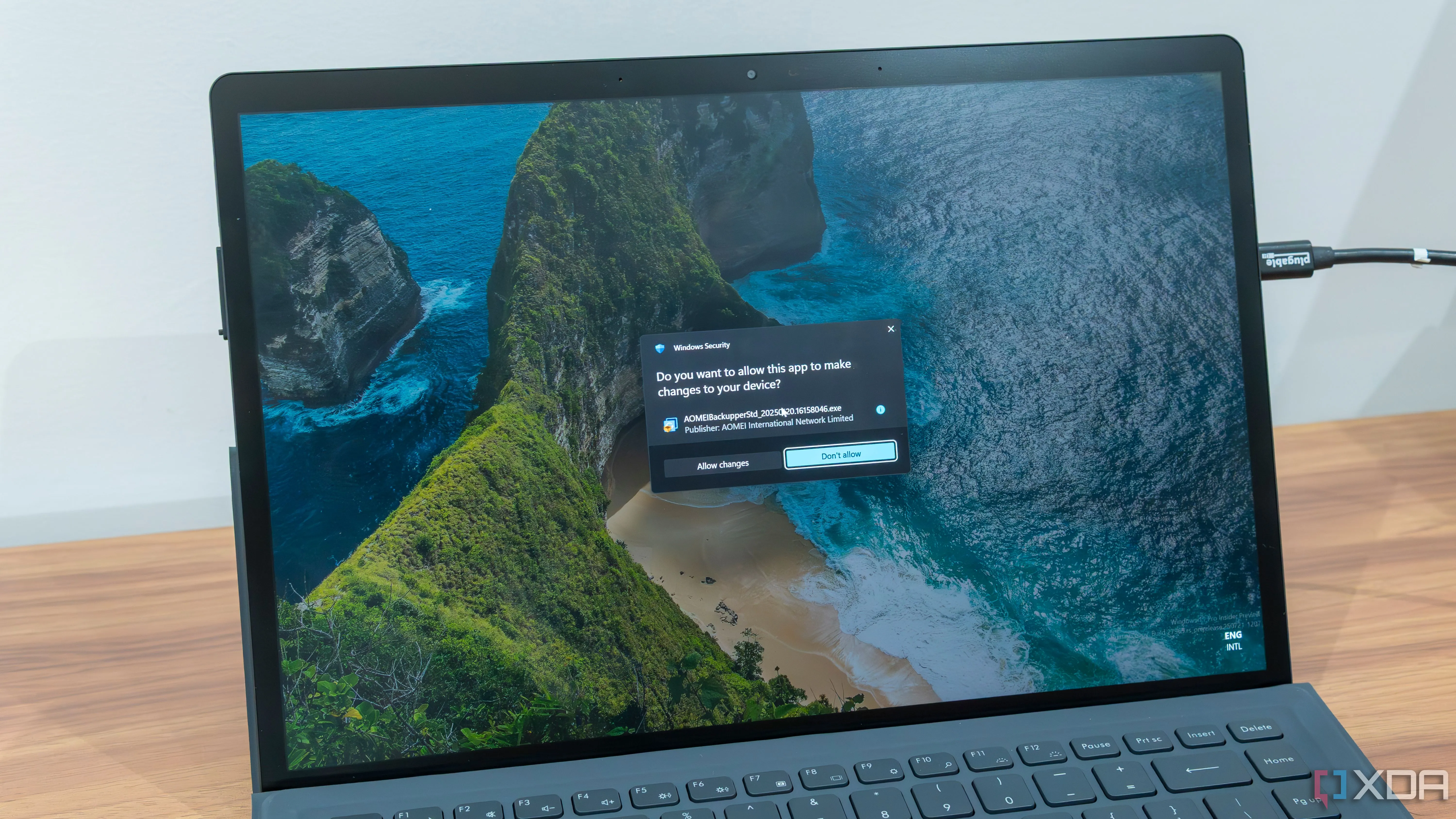 Hình ảnh một máy tính bảng Windows 11 hiển thị cửa sổ nhắc nhở yêu cầu quyền quản trị viên (UAC) khi khởi chạy một ứng dụng