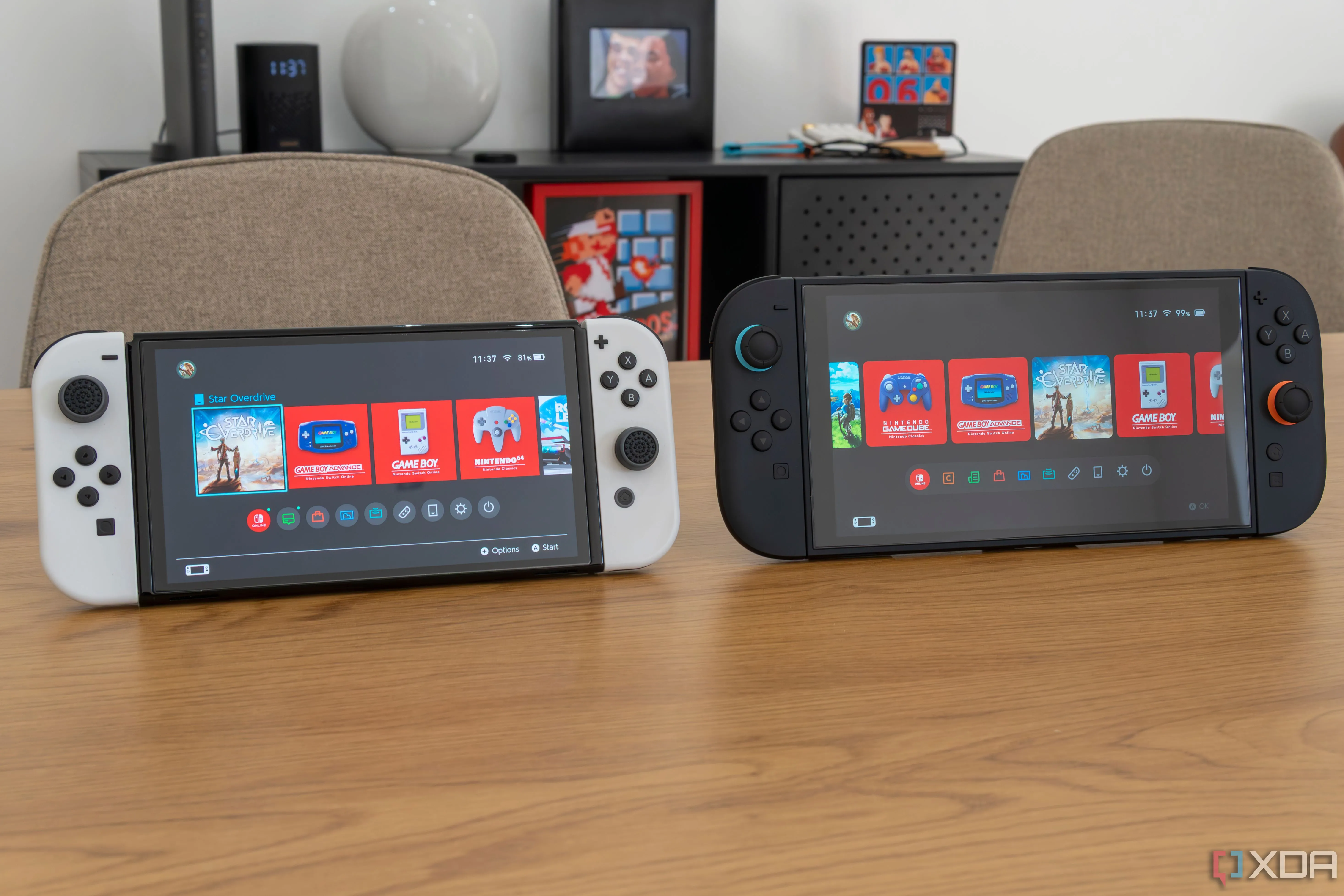 Hình ảnh so sánh máy chơi game Nintendo Switch OLED và Nintendo Switch 2, minh họa các thế hệ console có liên quan đến lỗi 'Squid Roll' trong Splatoon 3