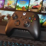 Hình ảnh tay cầm Xbox trên laptop gaming minh họa trải nghiệm Xbox Cloud Gaming