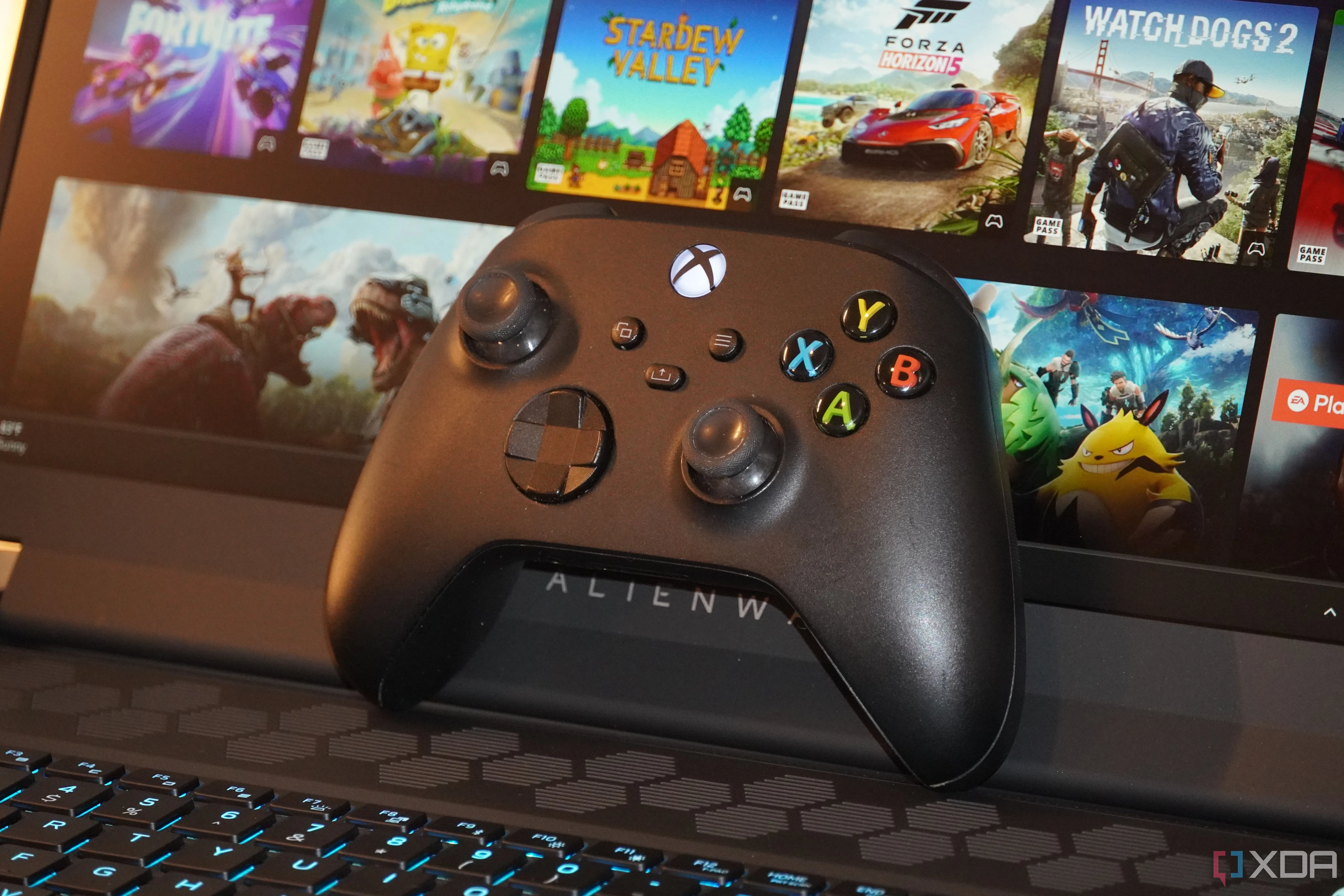 Hình ảnh tay cầm Xbox trên laptop gaming minh họa trải nghiệm Xbox Cloud Gaming