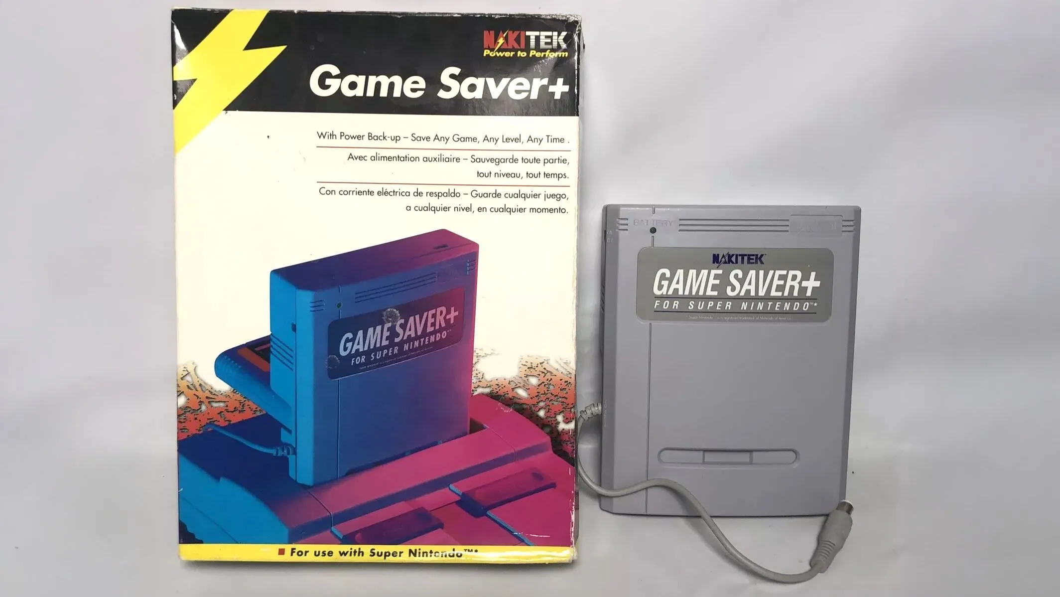 Hình ảnh thiết bị Nakitek Game Saver Plus cho SNES, một phụ kiện gaming retro độc đáo giúp tạo điểm lưu trạng thái game.