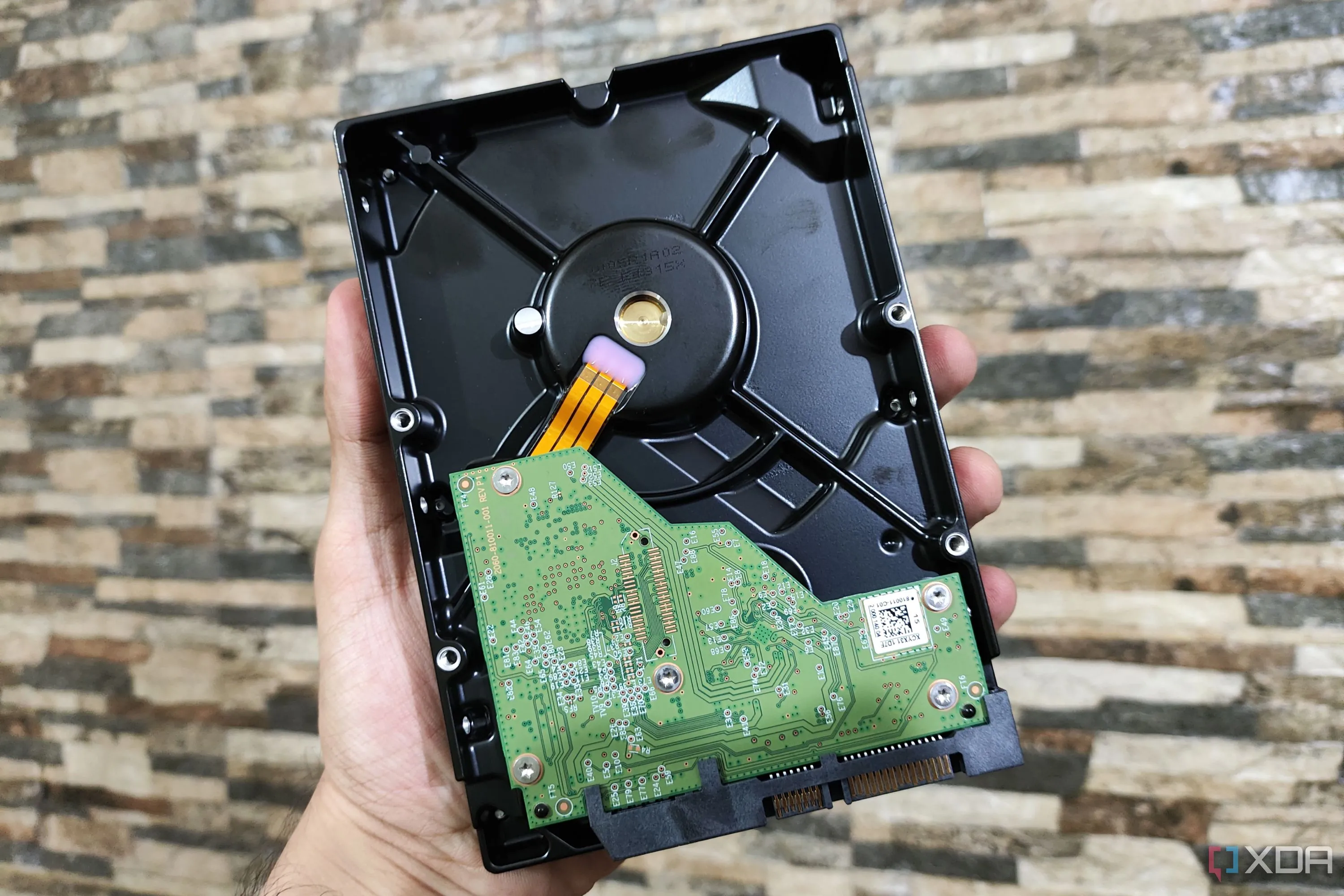 Hình ảnh thực tế ổ cứng WD Blue HDD trong tay người dùng