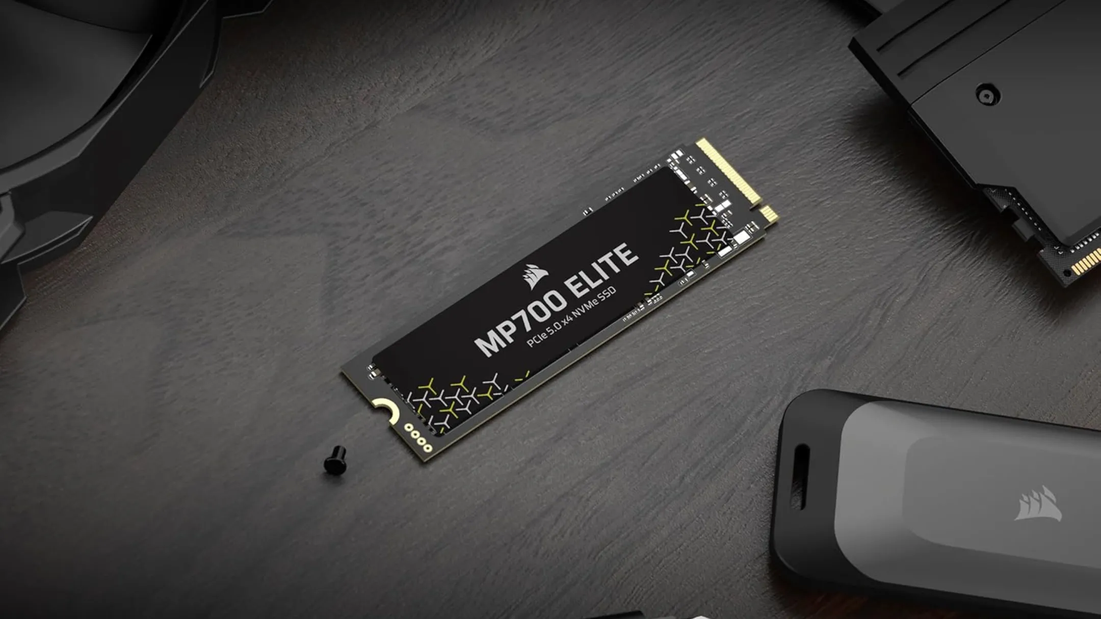 Hình ảnh thực tế SSD Corsair MP700 Elite PCIe Gen 5 trên bàn làm việc