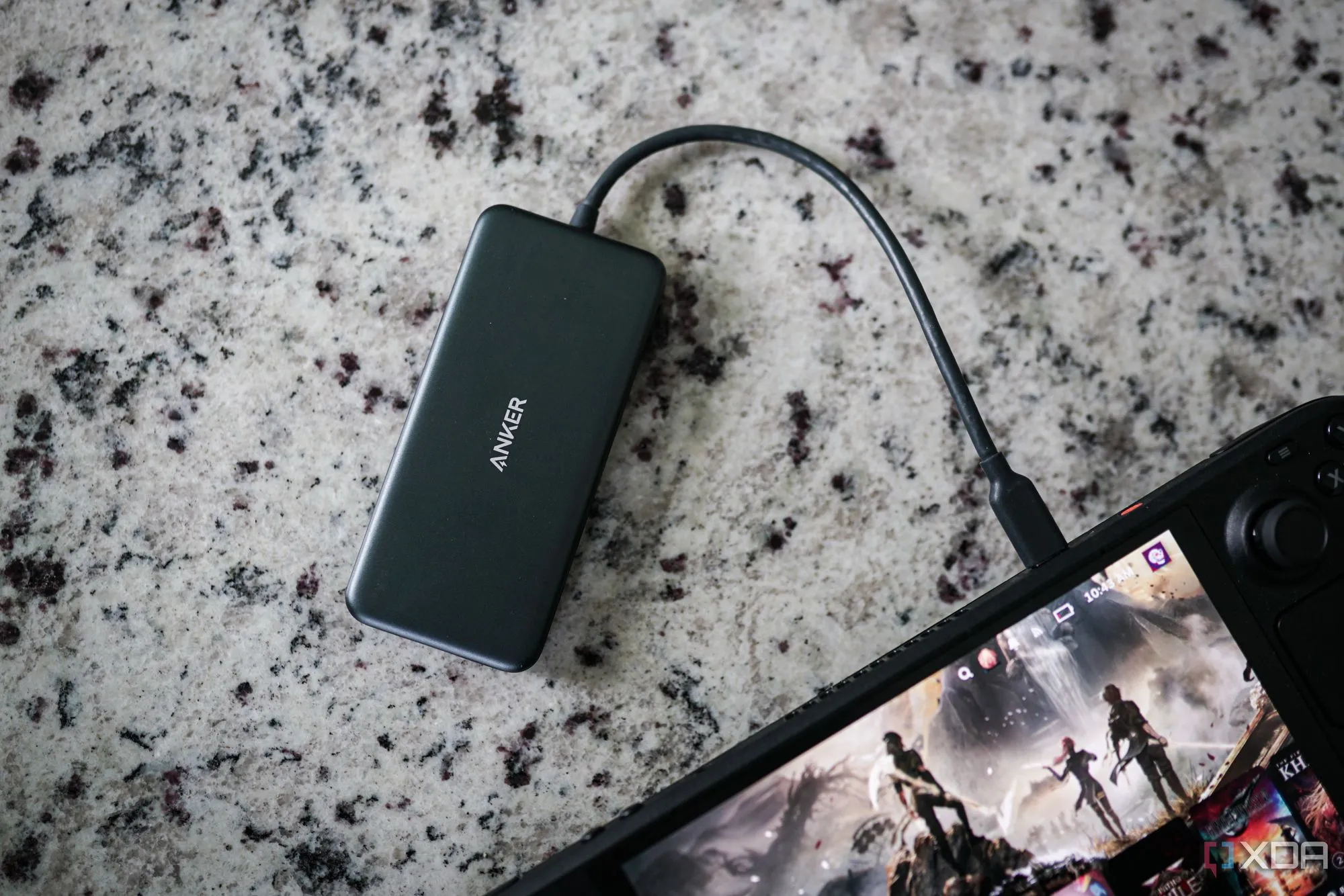 Hub USB-C được kết nối với Steam Deck, cho phép truy cập các thiết bị ngoại vi