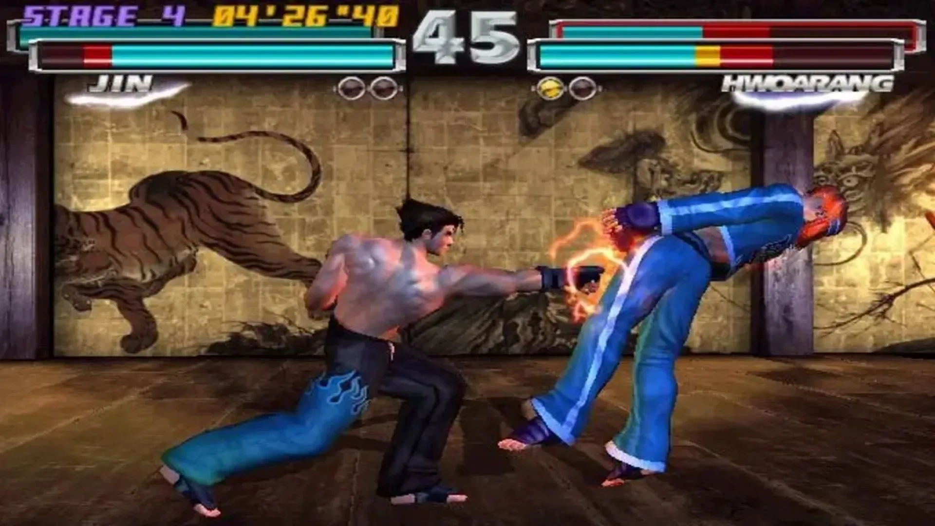 Jin và Hwoarang trong một trận đấu Tekken Tag Tournament, minh họa khái niệm tư duy không gian 3 chiều trong game đối kháng.