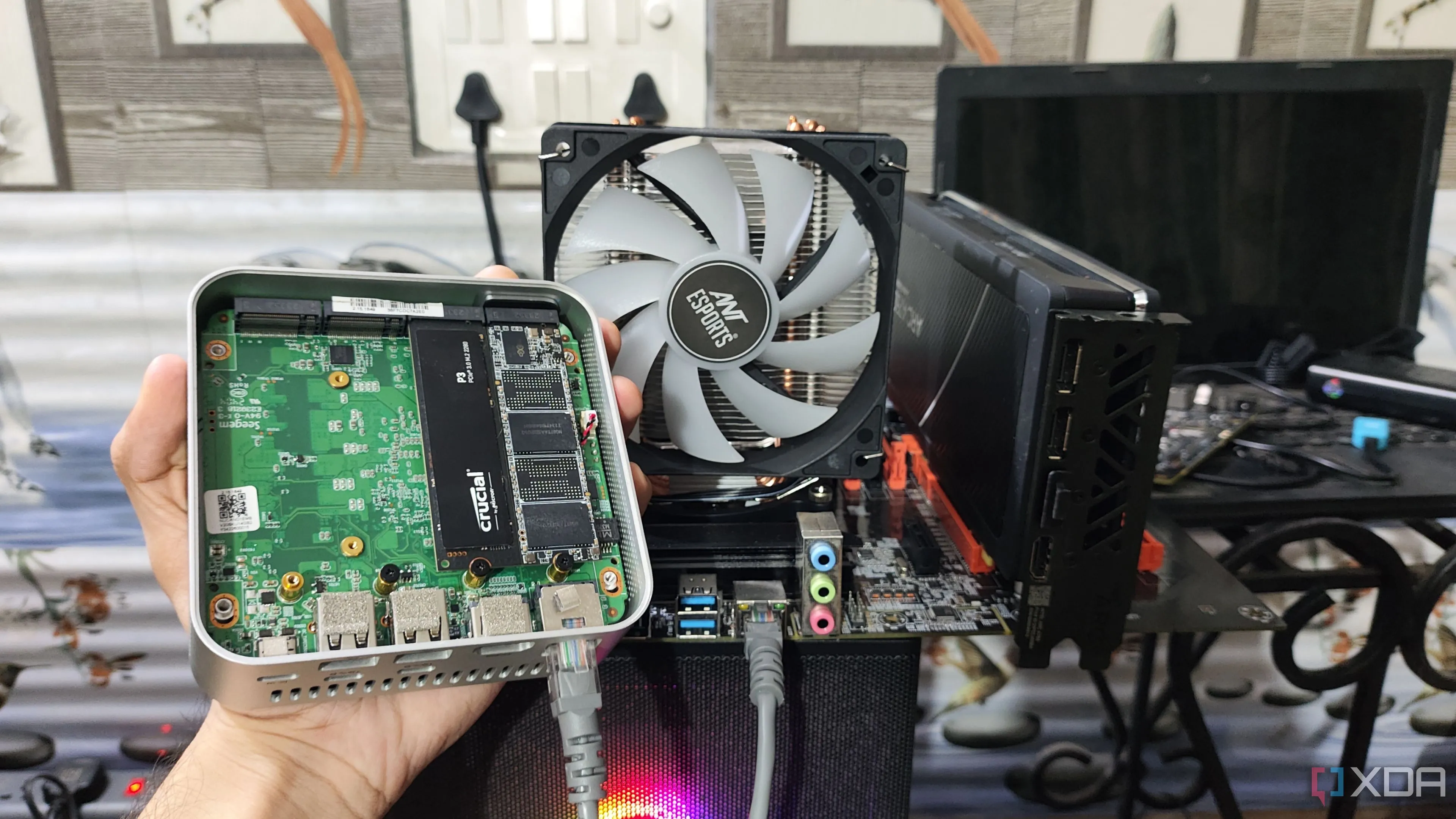 Kết nối thiết bị lưu trữ NAS với máy tính bằng cáp Ethernet, minh họa việc quản lý dữ liệu doanh nghiệp và tuân thủ pháp luật