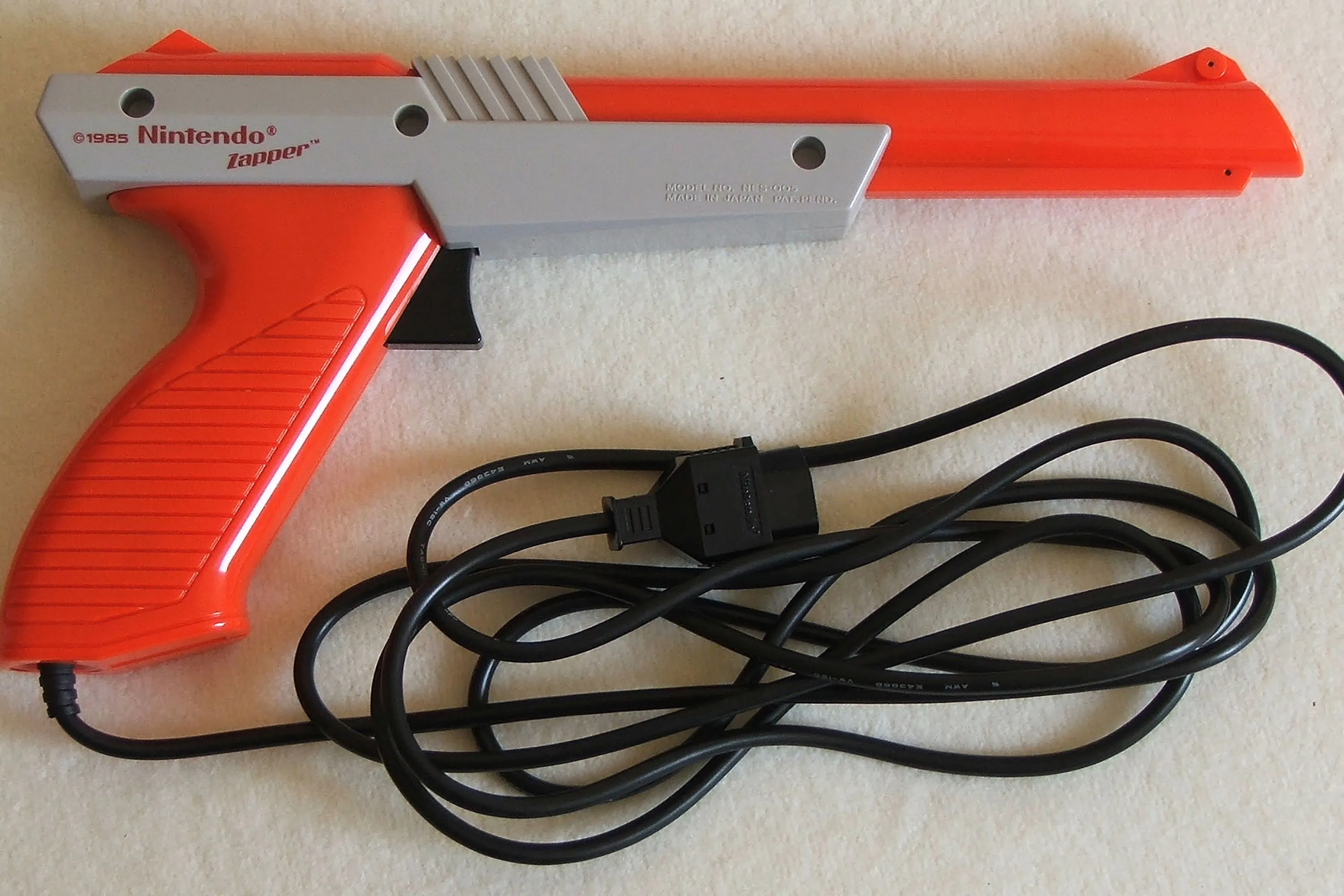 Khẩu súng NES Zapper màu xám dùng để chơi game bắn súng như Duck Hunt