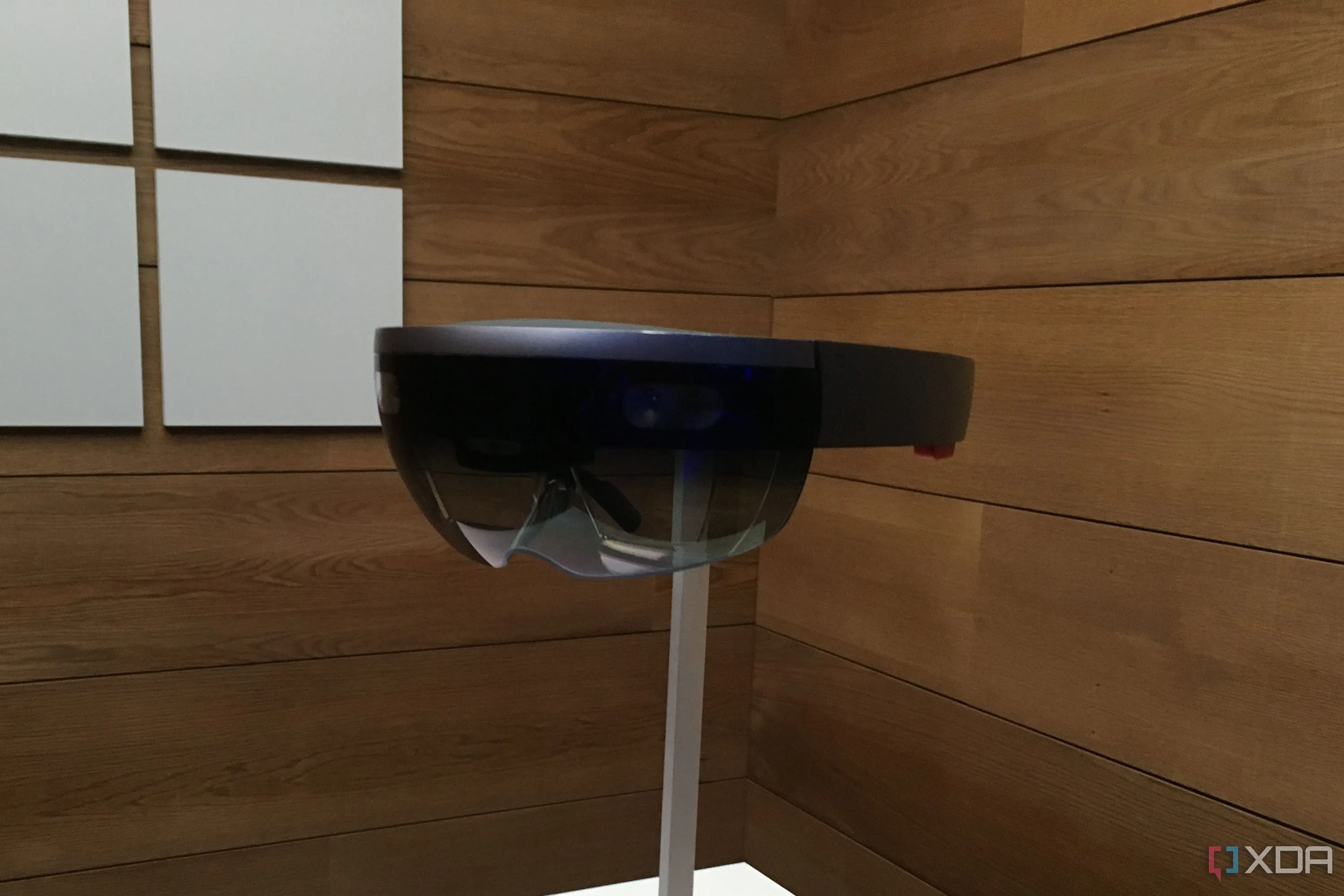 Kính thực tế hỗn hợp HoloLens hứa hẹn kỷ nguyên điện toán ba chiều mới