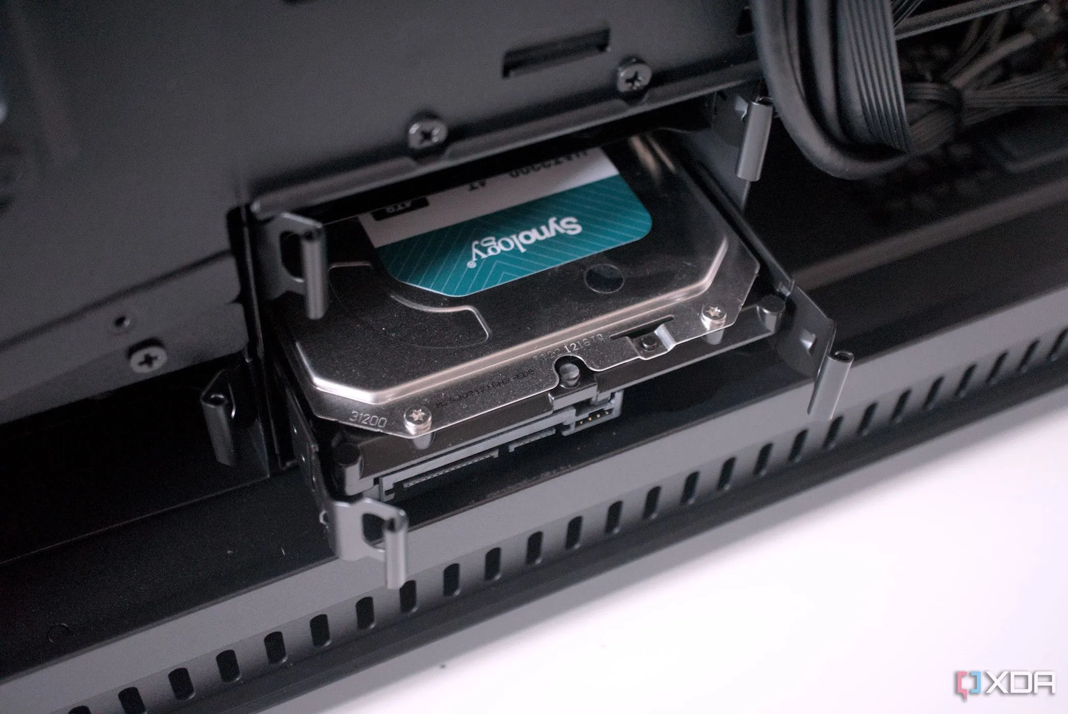 Kỹ thuật viên đang lắp đặt một ổ cứng HDD vào bên trong vỏ máy tính Asus ProArt PA602