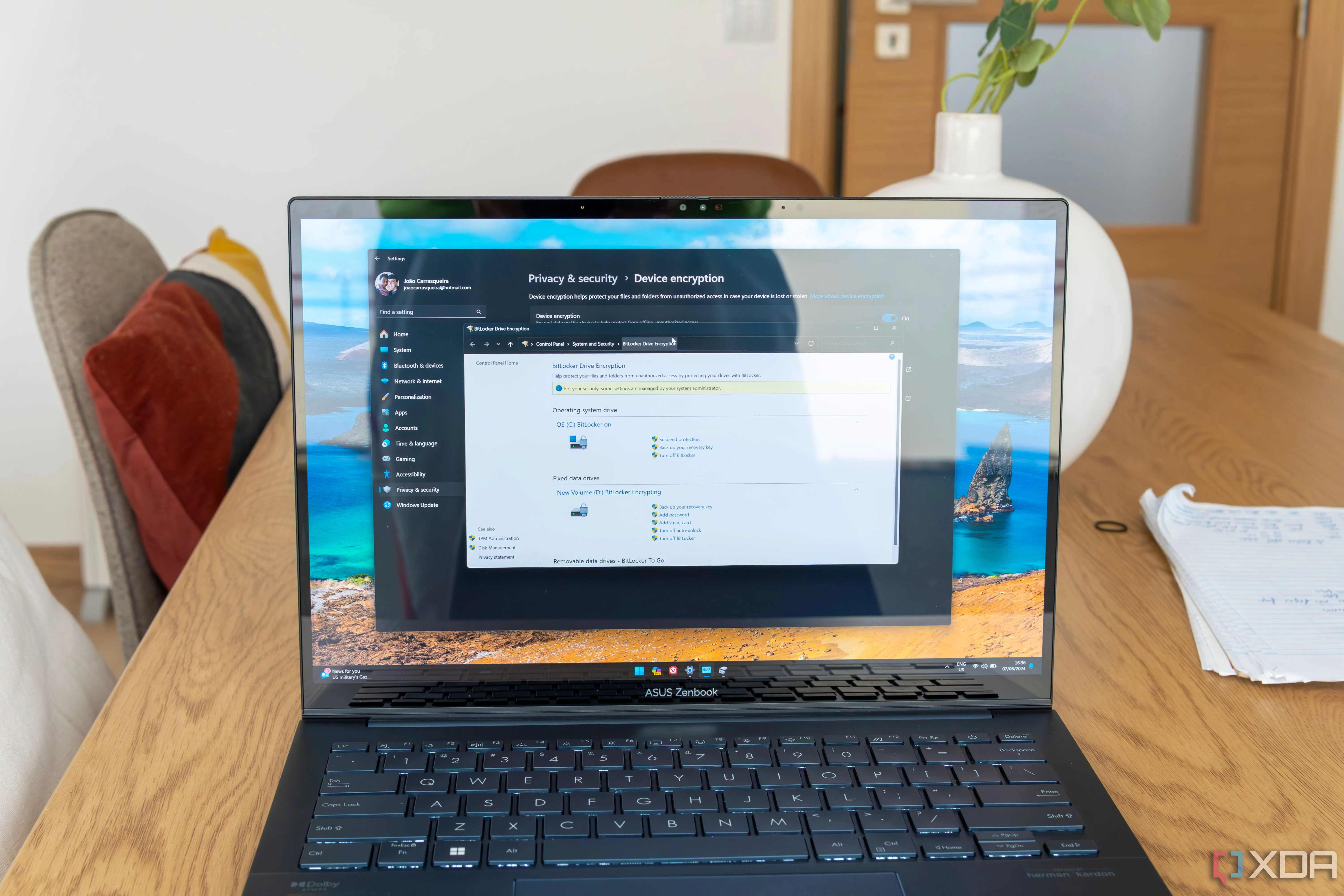 Laptop chạy Windows 11 hiển thị cài đặt BitLocker và tùy chọn mã hóa ổ đĩa