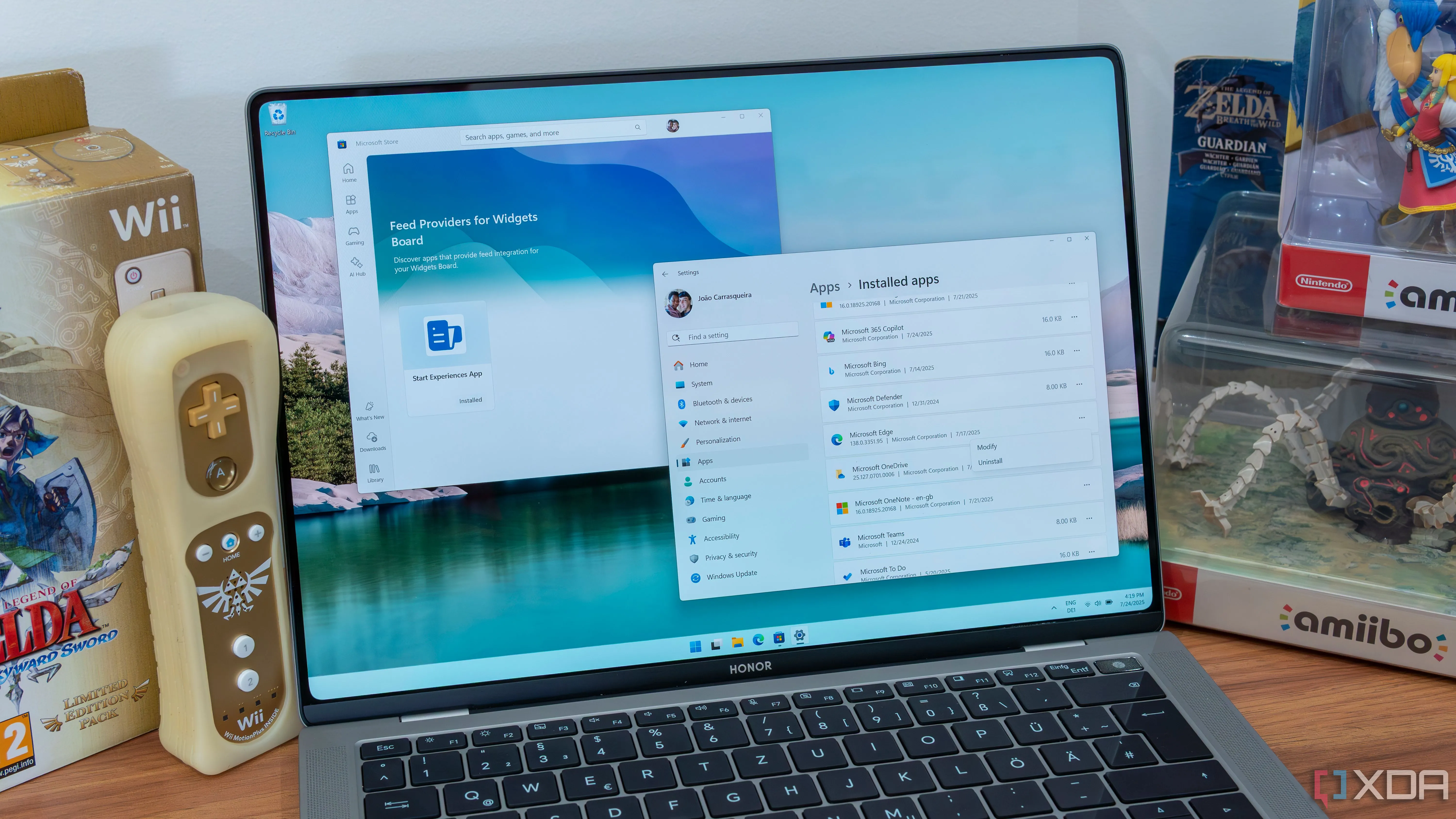 Laptop chạy Windows 11 SE hiển thị giao diện cài đặt và ứng dụng, minh họa phiên bản hệ điều hành nhẹ dành cho giáo dục