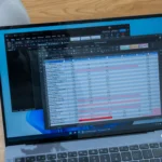 Laptop chạy Windows 11 với OnlyOffice và cửa sổ Microsoft Word