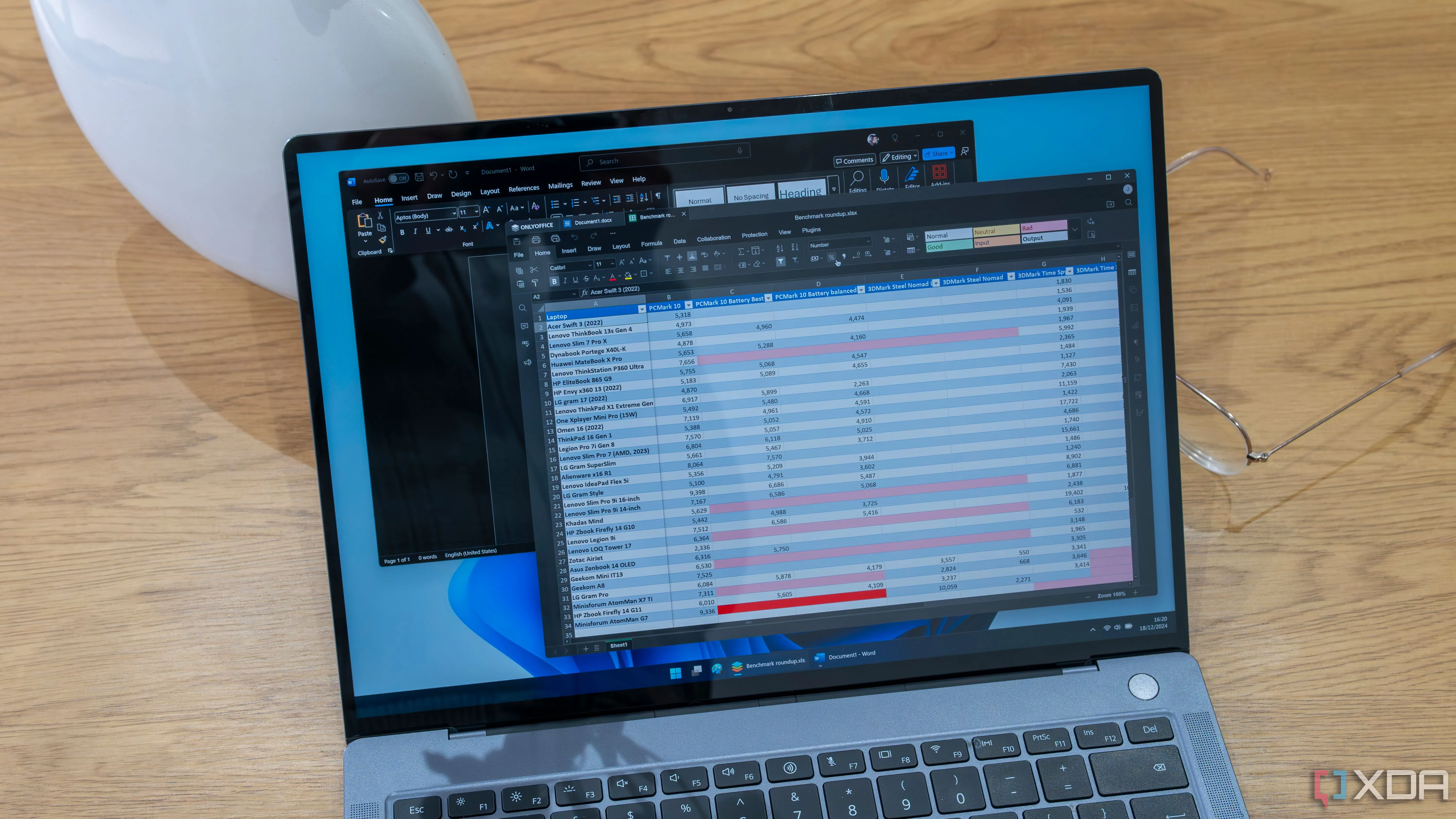 Laptop chạy Windows 11 với OnlyOffice và cửa sổ Microsoft Word