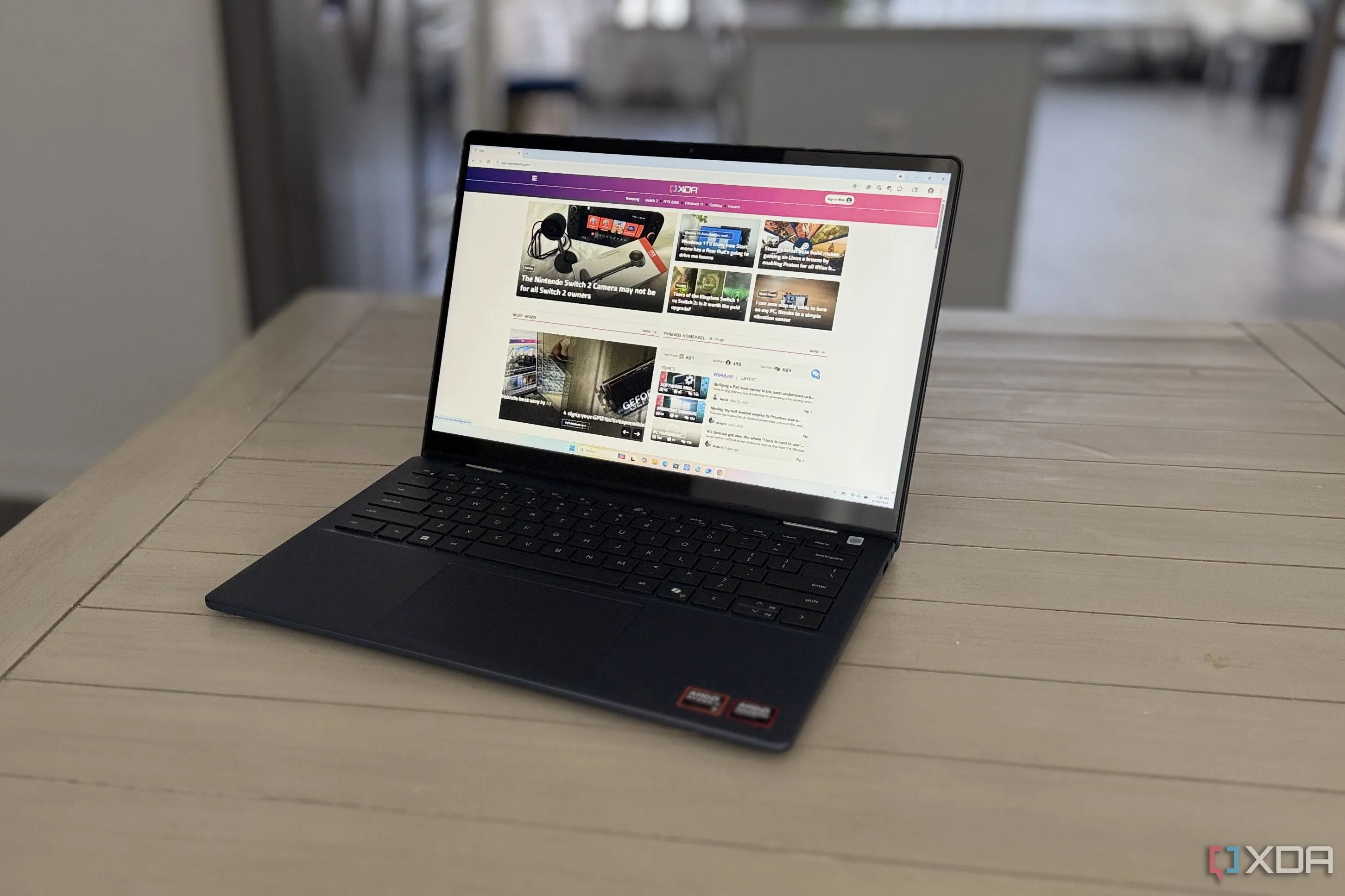Laptop Dell 14 Plus 2-in-1 đặt trên bàn làm việc