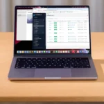 Laptop hiển thị giao diện Docker, minh họa việc quản lý container