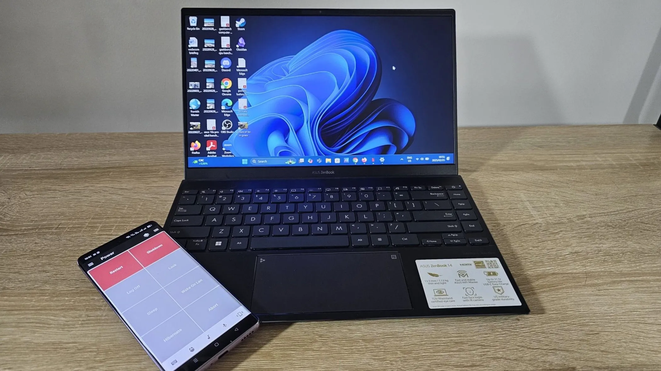 Laptop Windows 11 đang mở và điện thoại Android bên cạnh, minh họa tính năng sao lưu và phục hồi dữ liệu