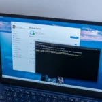 Laptop Windows 11 với PowerShell đang cập nhật, minh họa quy trình cài đặt bản vá KB5055523.