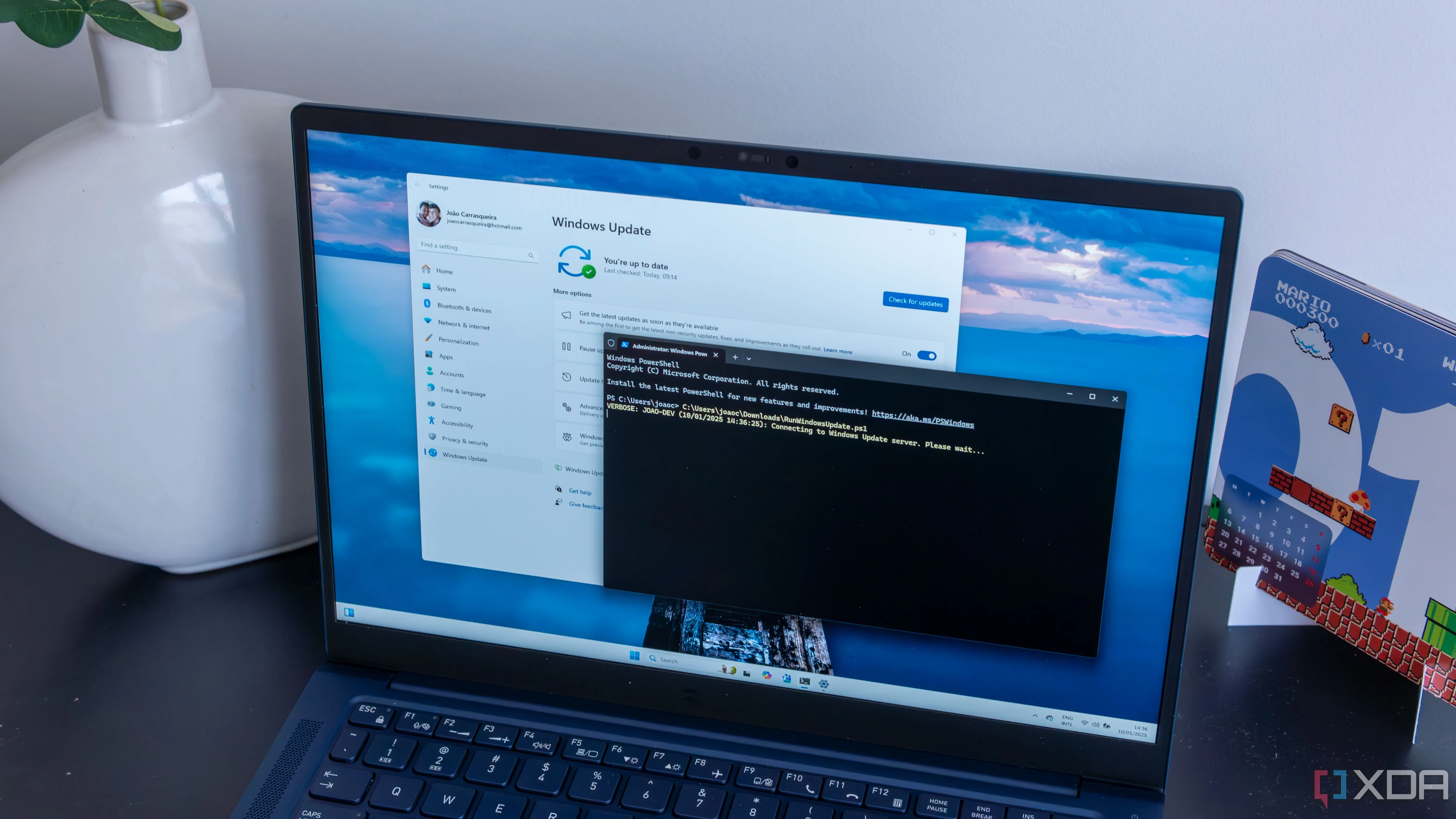 Laptop Windows 11 với PowerShell đang cập nhật, minh họa quy trình cài đặt bản vá KB5055523.