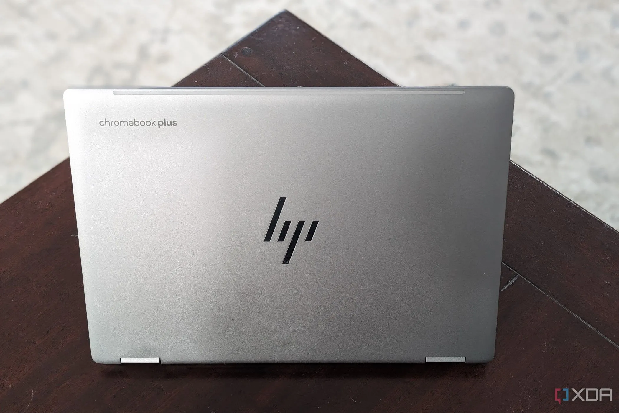 Logo HP trên mặt lưng một chiếc laptop, minh họa các sản phẩm HP có thể nhận bồi thường
