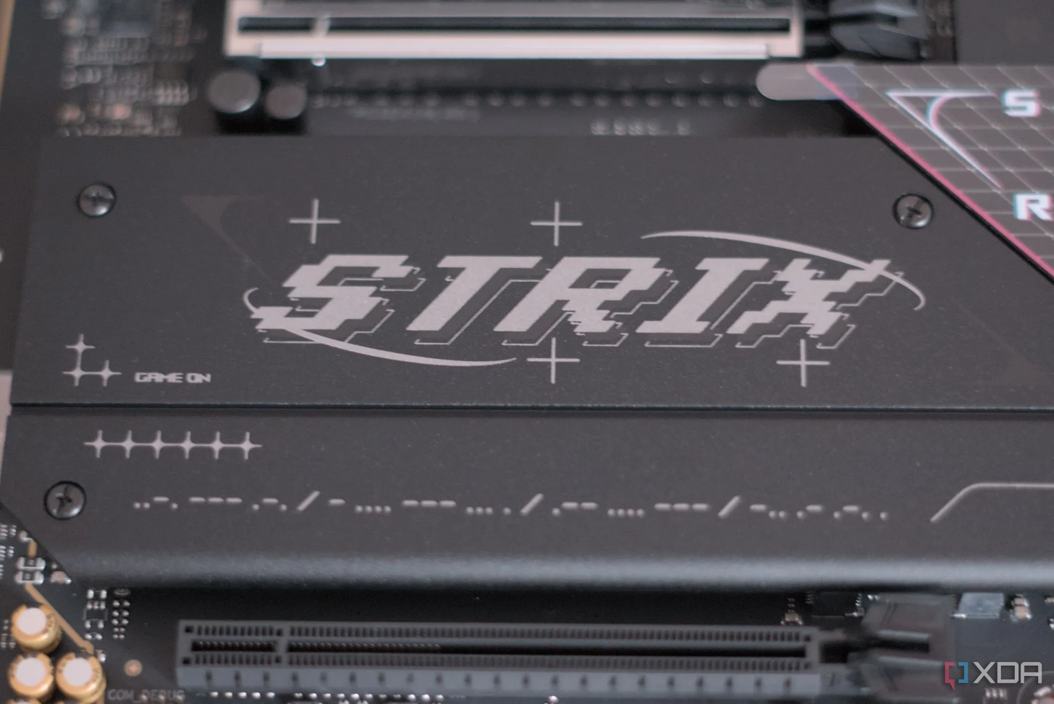 Logo SSD và chi tiết tản nhiệt trên Asus ROG Strix B850-F Gaming WiFi