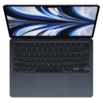 MacBook Air M2 màu bạc, hiển thị thiết kế mỏng nhẹ và màn hình Liquid Retina