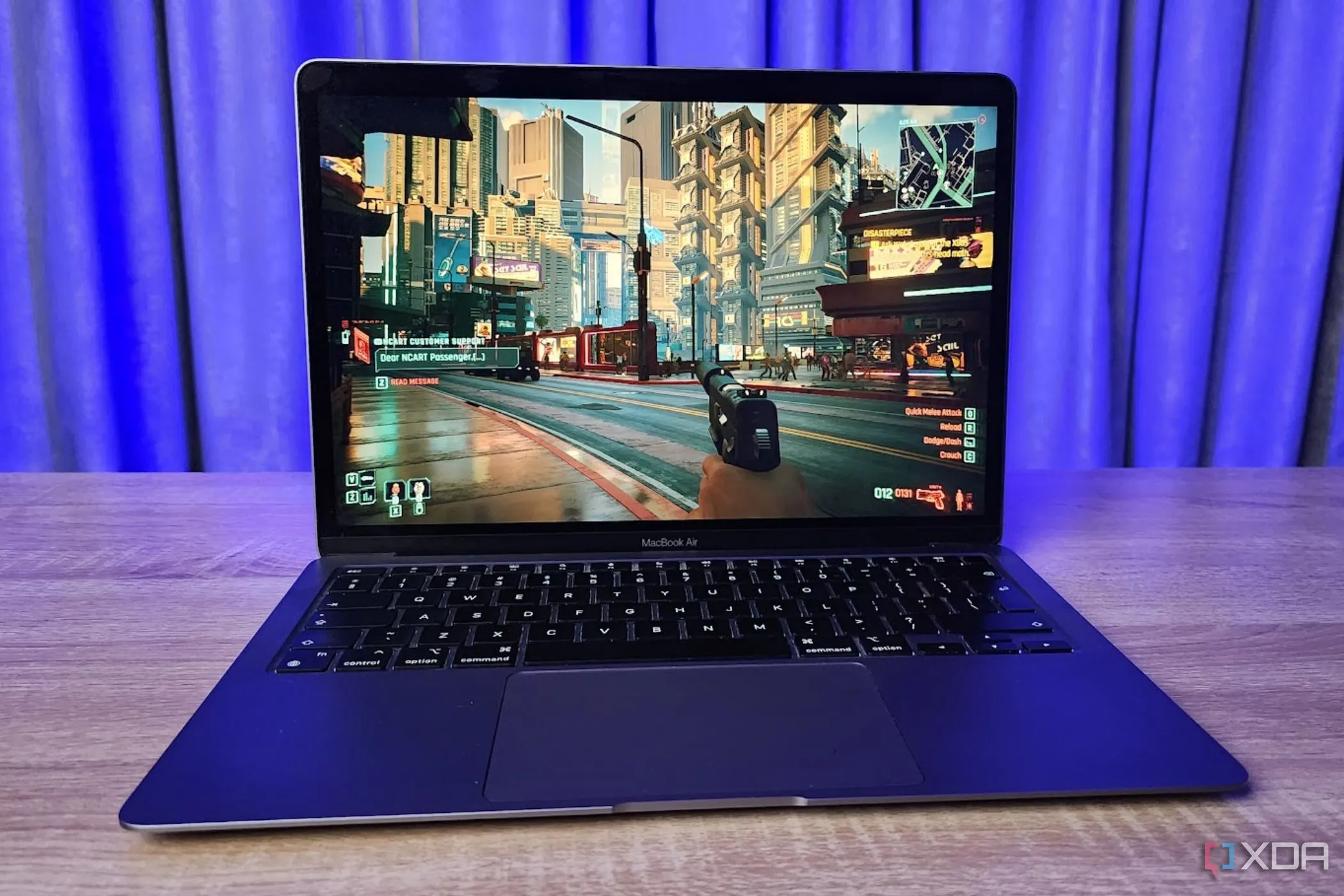 MacBook chạy Cyberpunk 2077 qua Game Porting Kit và Rosetta 2, minh họa khả năng chơi game trên cấu hình không chuyên biệt
