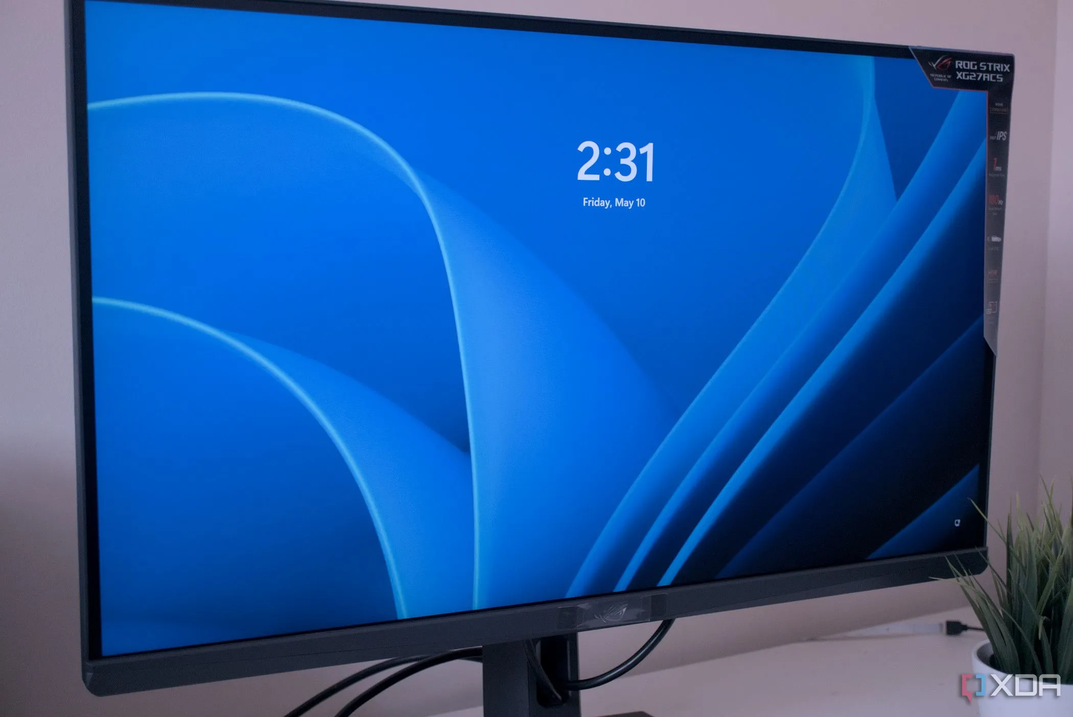 Màn hình Asus ROG Strix XG27ACS hiển thị màn hình đăng nhập Windows, minh họa cho màn hình 1440p chất lượng cao