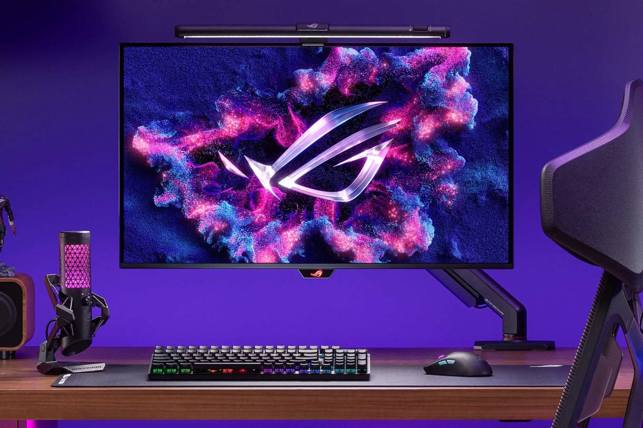 Màn hình ASUS ROG Swift PG32UCDM thực tế trên chân đế, thể hiện thiết kế cao cấp và chuyên nghiệp