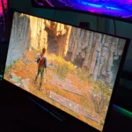 Màn hình chơi game OLED hiển thị cảnh trong Star Wars Jedi Survivor với đồ họa chân thực, nơi DLSS có thể gây ra hiện tượng bóng ma ở vật thể chuyển động xa.