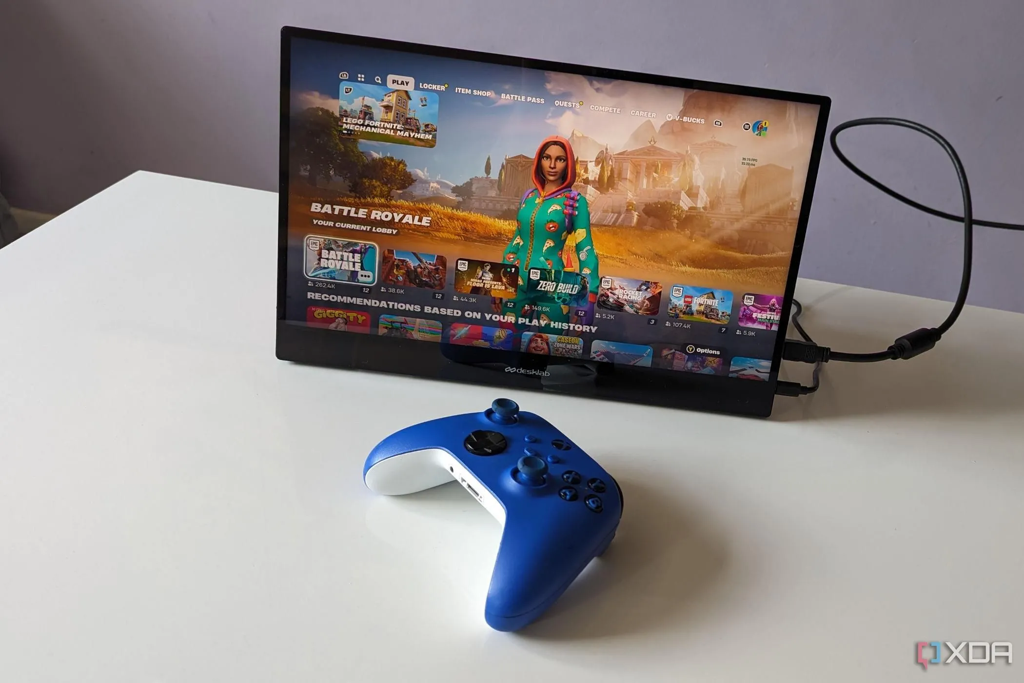 Màn hình di động Desklabs kết nối với Xbox và chơi game Fortnite