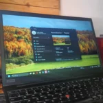 Màn hình laptop hiển thị giao diện Windows 11 với cửa sổ cá nhân hóa theme