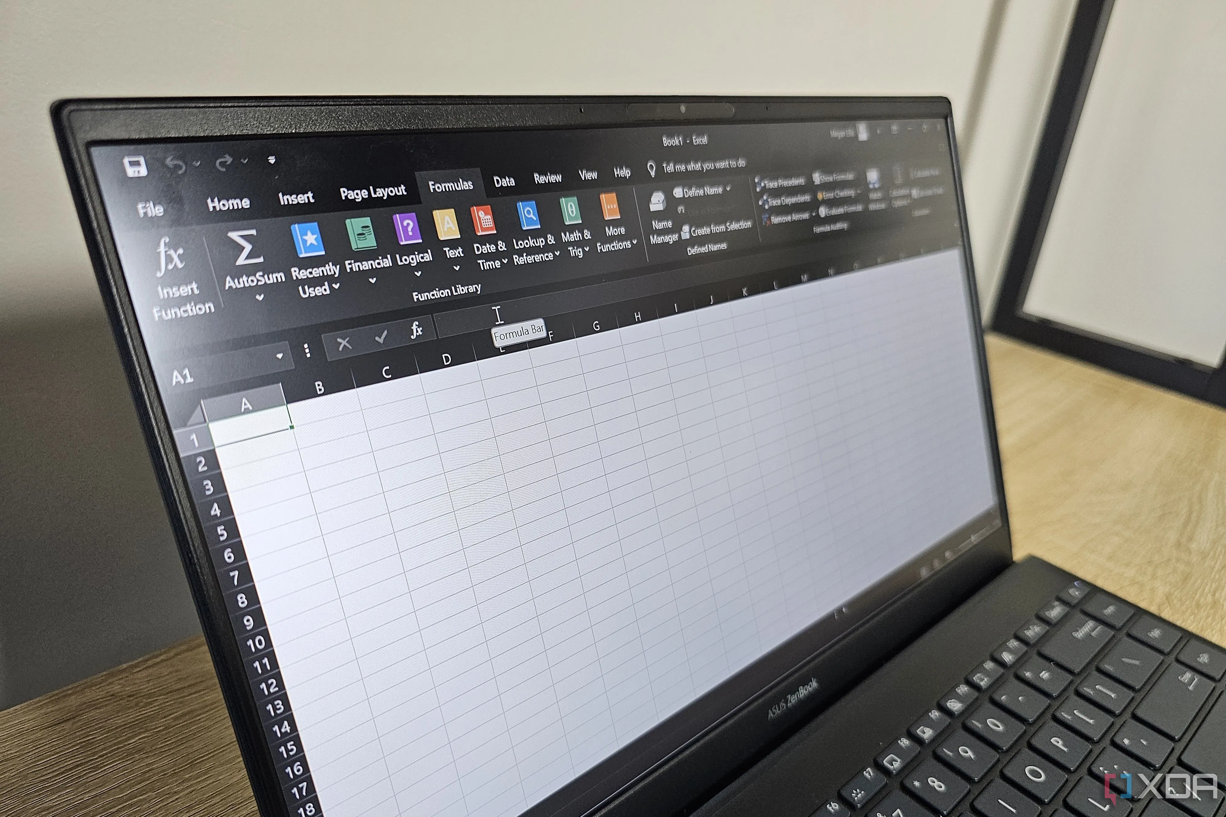 Màn hình laptop hiển thị tab Formulas trong Excel