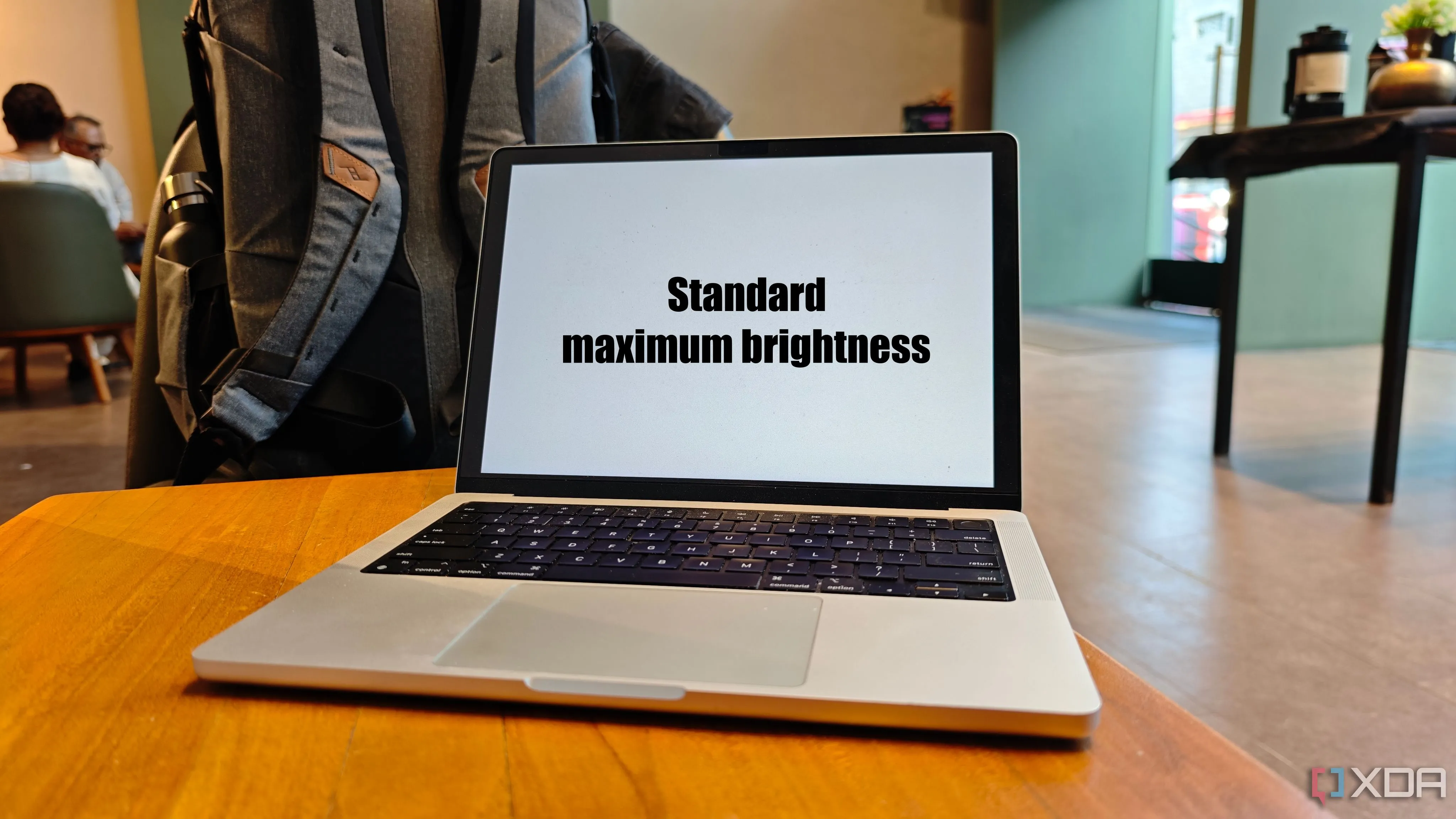 Màn hình MacBook hiển thị độ sáng tối đa thông thường, trước khi sử dụng ứng dụng tăng cường