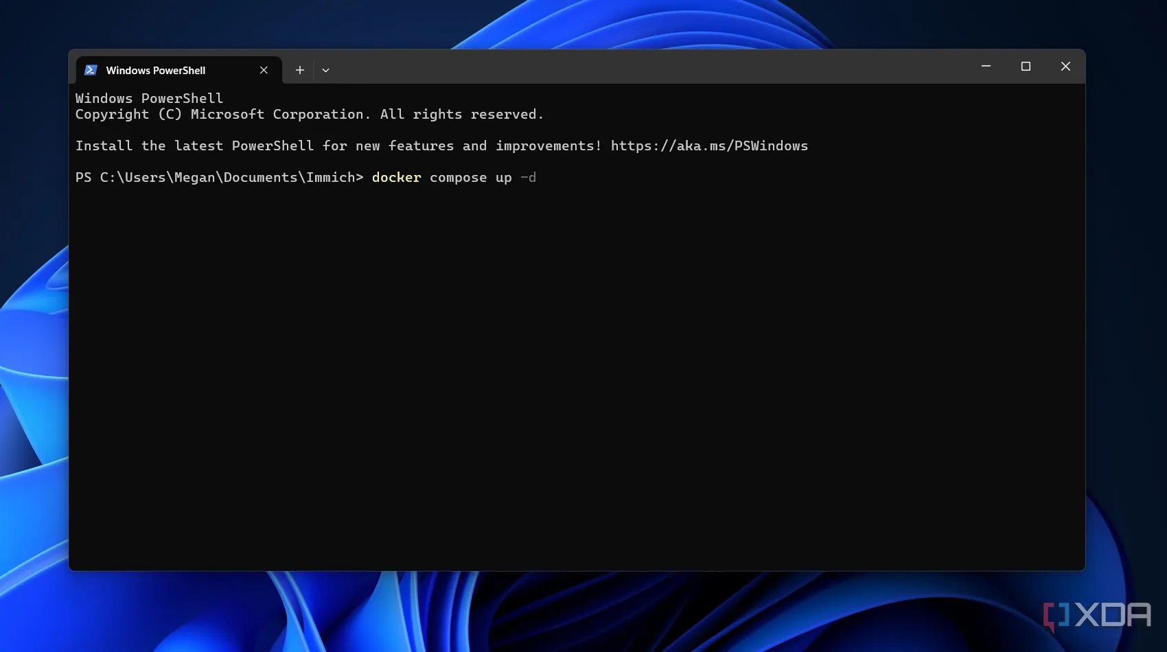 Màn hình Windows PowerShell hiển thị lệnh Docker Compose up, minh họa việc khởi chạy ứng dụng đa container