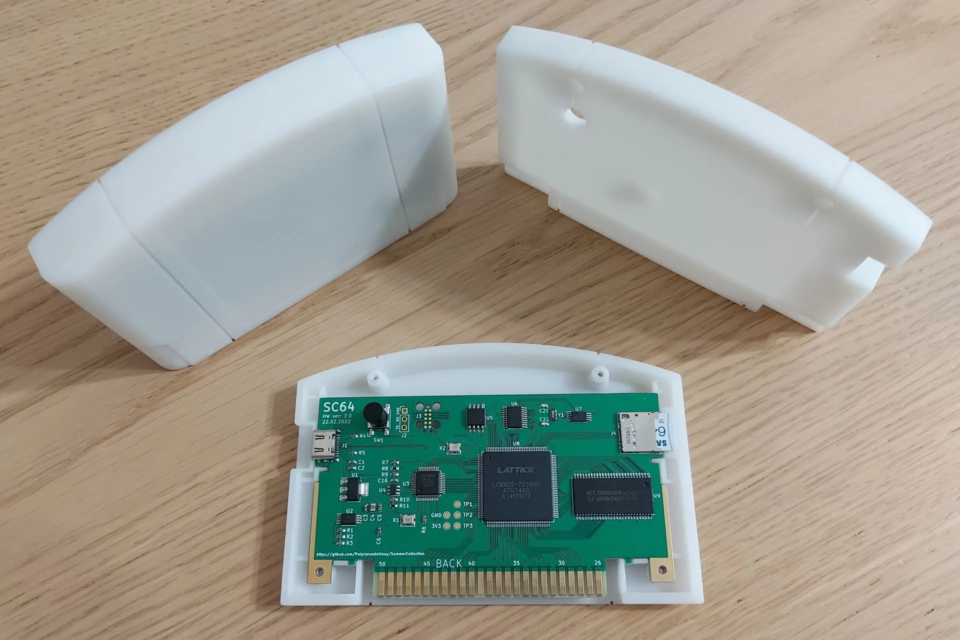 Mặt cắt bên trong của một flash cart SummerCart64 cho máy Nintendo 64