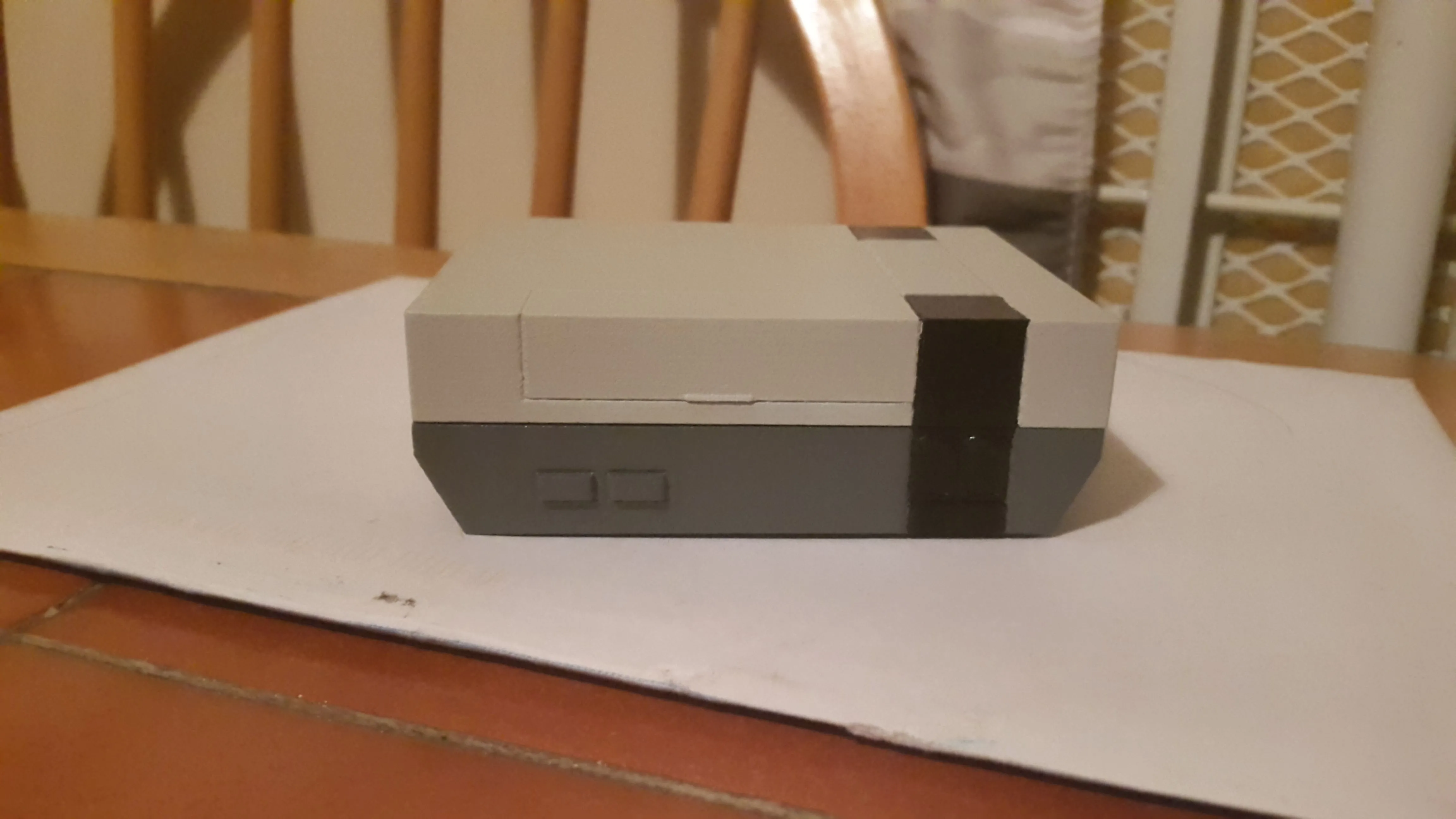 Mẫu vỏ case Raspberry Pi phong cách Nintendo NES, thể hiện chi tiết nắp hộp mực