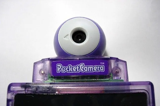 Máy ảnh Game Boy Camera màu tím gắn trên máy Game Boy để chụp ảnh đen trắng