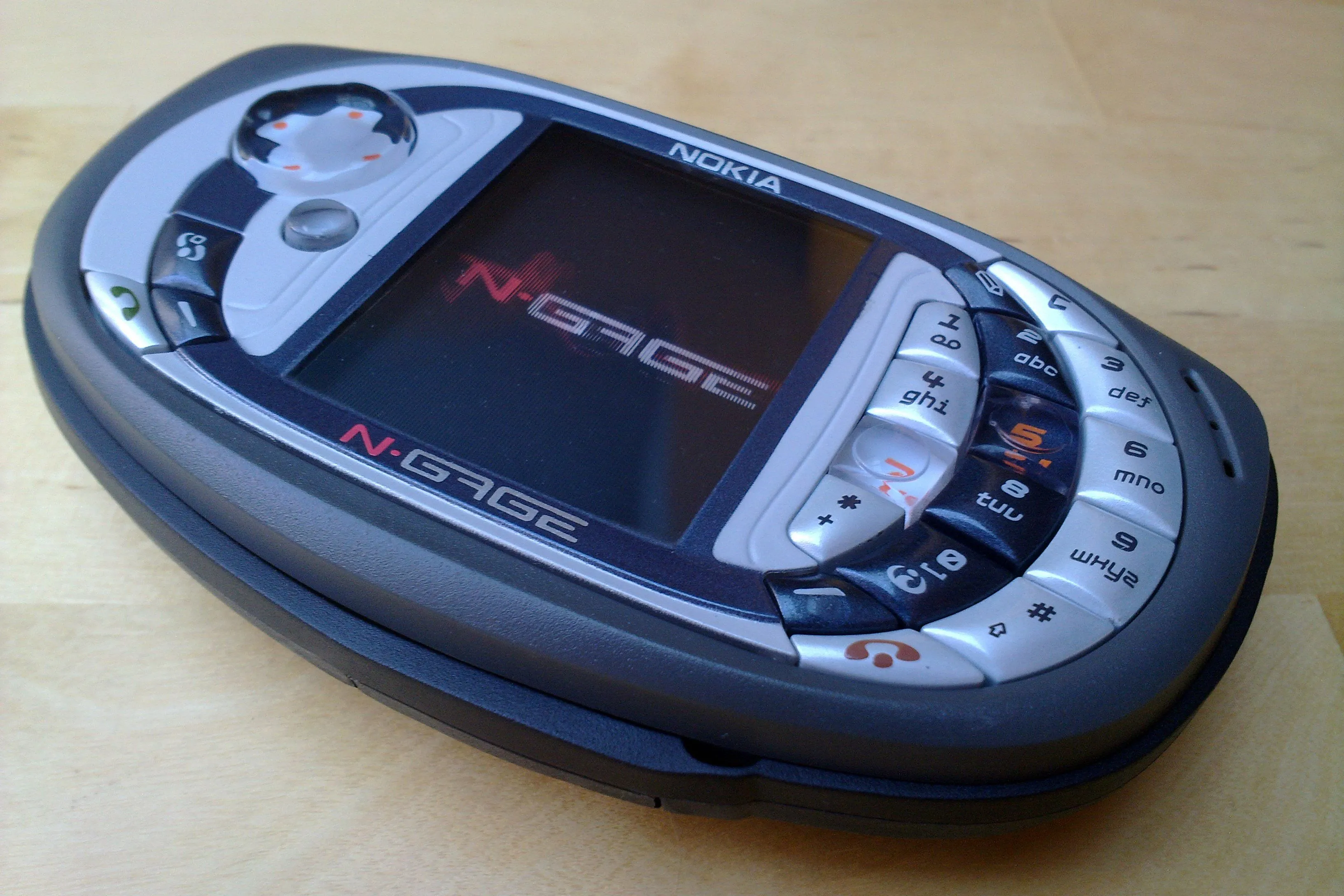 Máy chơi game cầm tay Nokia N-Gage, một nỗ lực tiên phong nhưng thất bại trong kỷ nguyên di động
